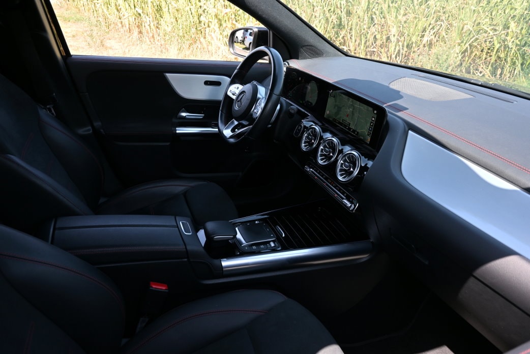 MERCEDES-BENZ EQA 250 AMG Line-image-4