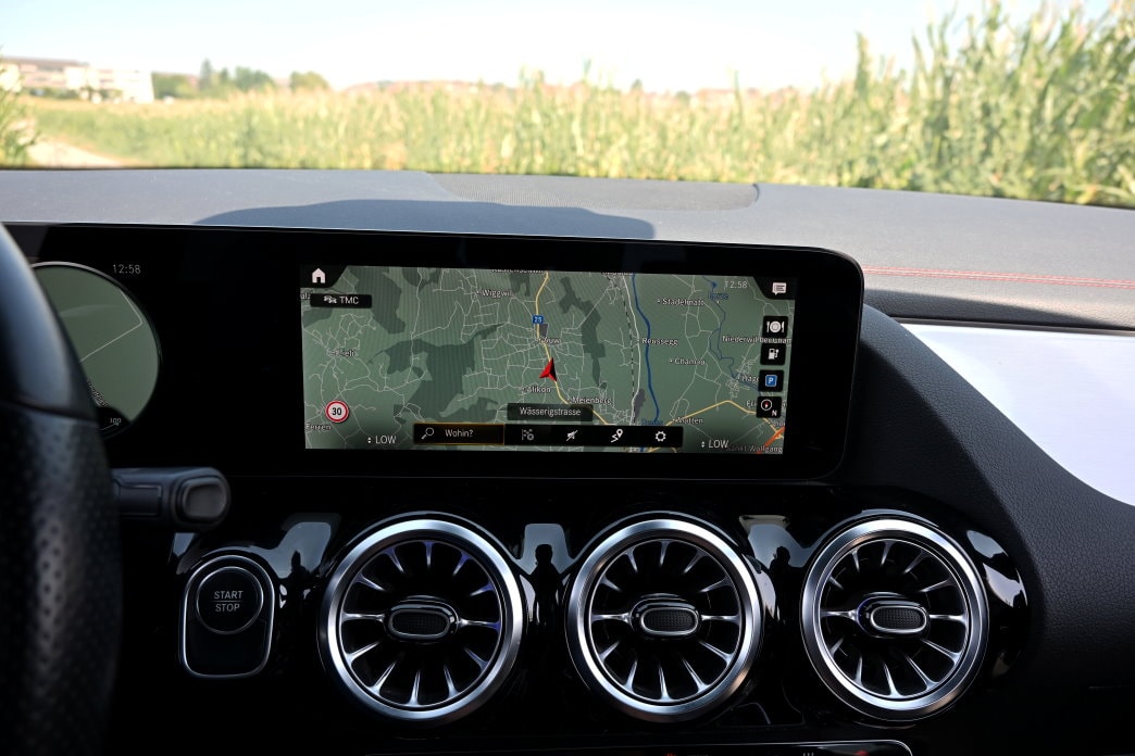 MERCEDES-BENZ EQA 250 AMG Line-image-8