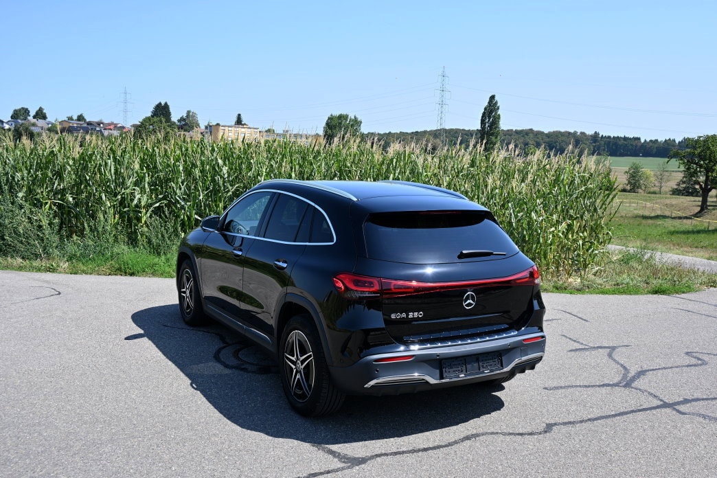 MERCEDES-BENZ EQA 250 AMG Line-image-3