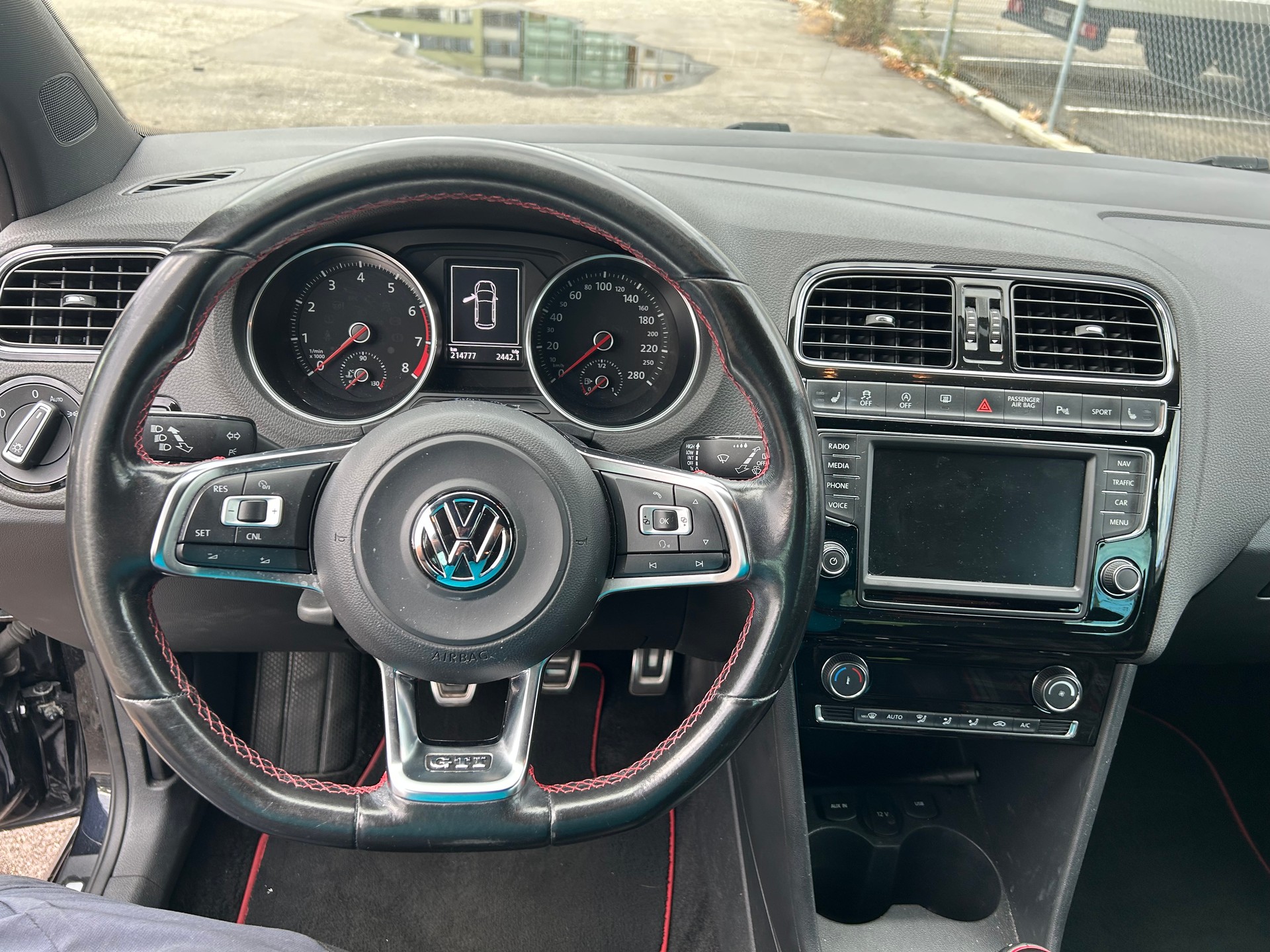 VW Polo 1.8 TSI GTI-image-10