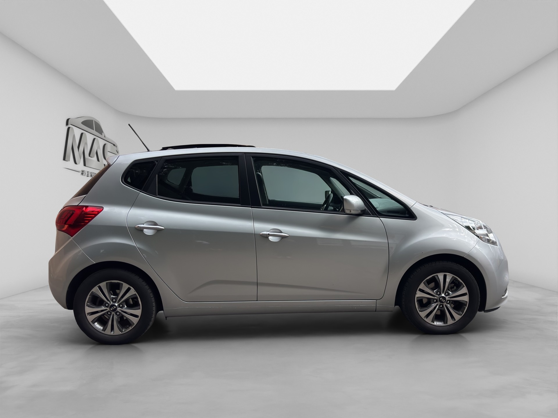 KIA Venga 1.6 CVVT Swiss Champion Automatic-image-6