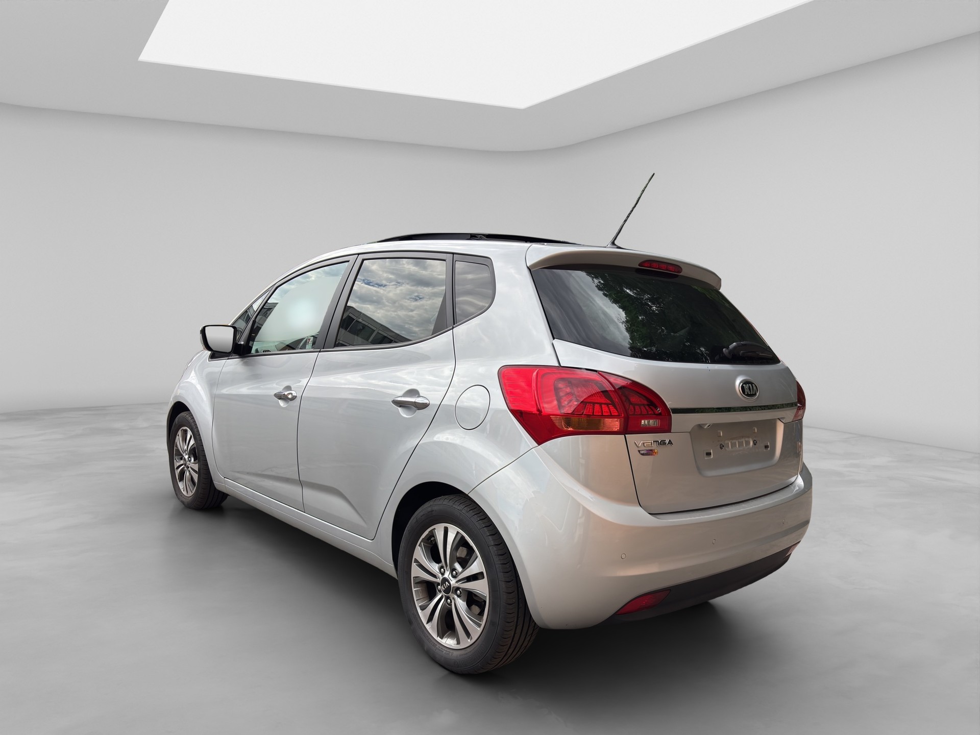 KIA Venga 1.6 CVVT Swiss Champion Automatic-image-3