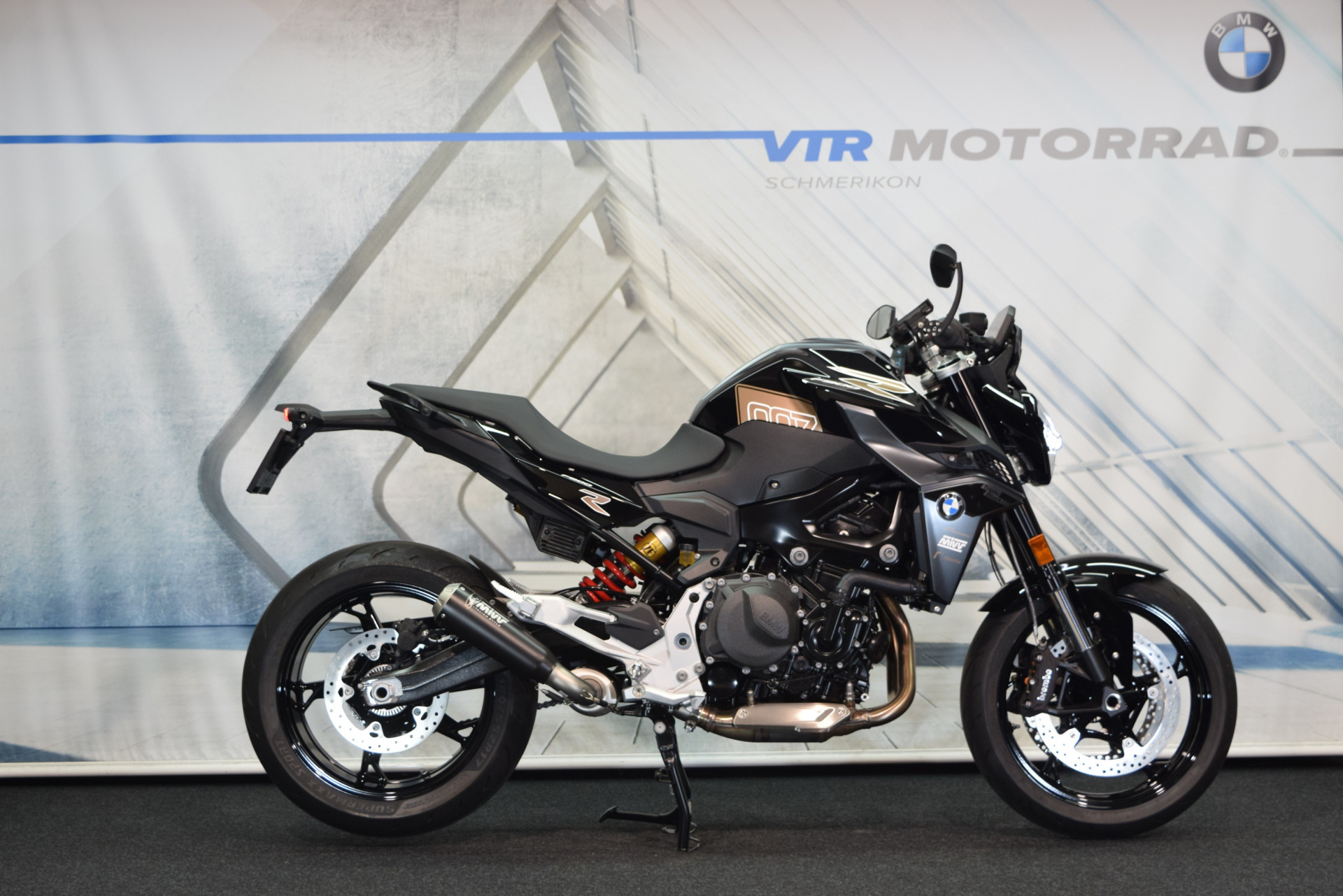 BMW F 900 R Triple Black 007- Spezial-showroom-element-1