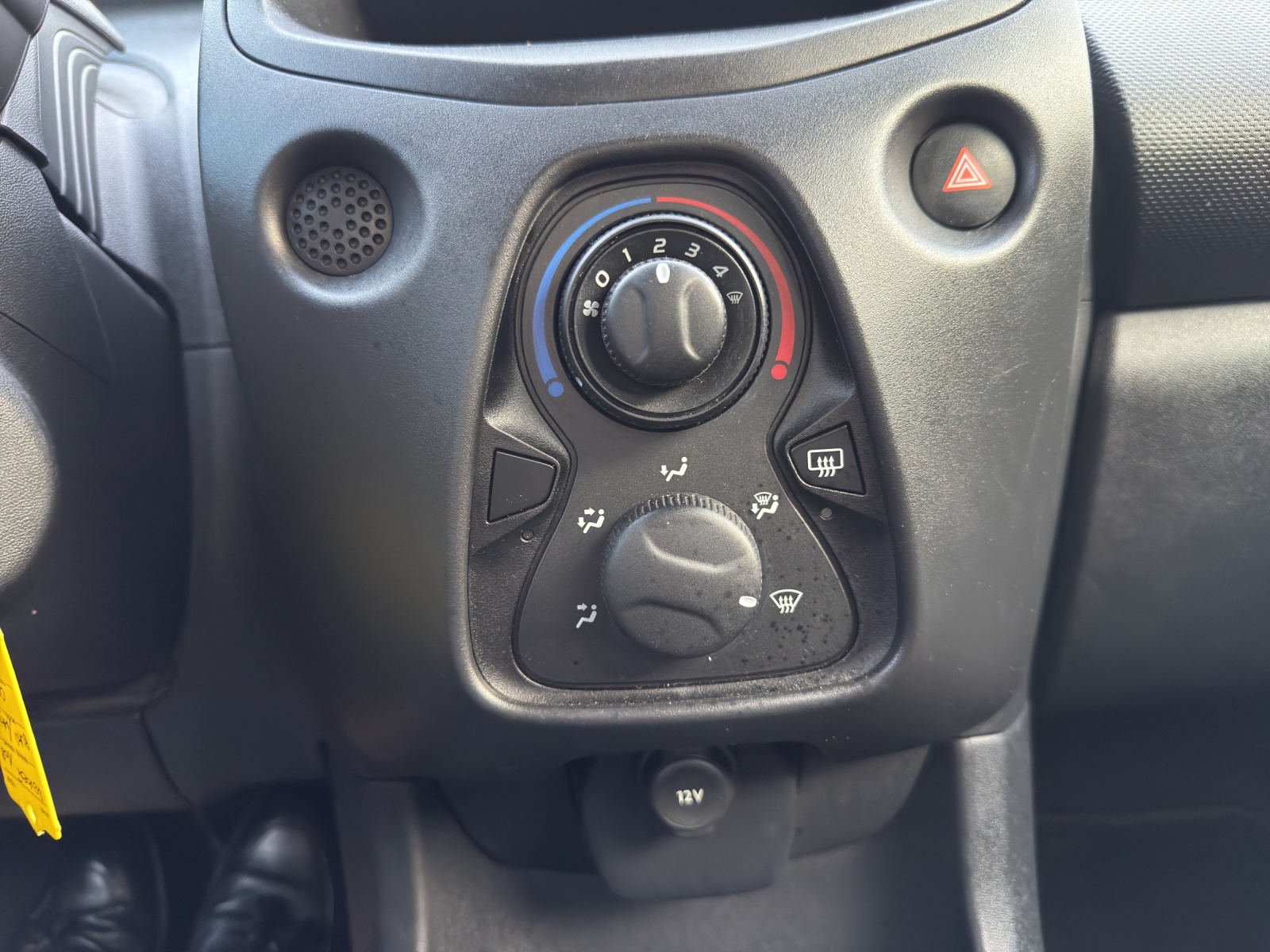 PEUGEOT 108 1.0 VTi Access-image-15