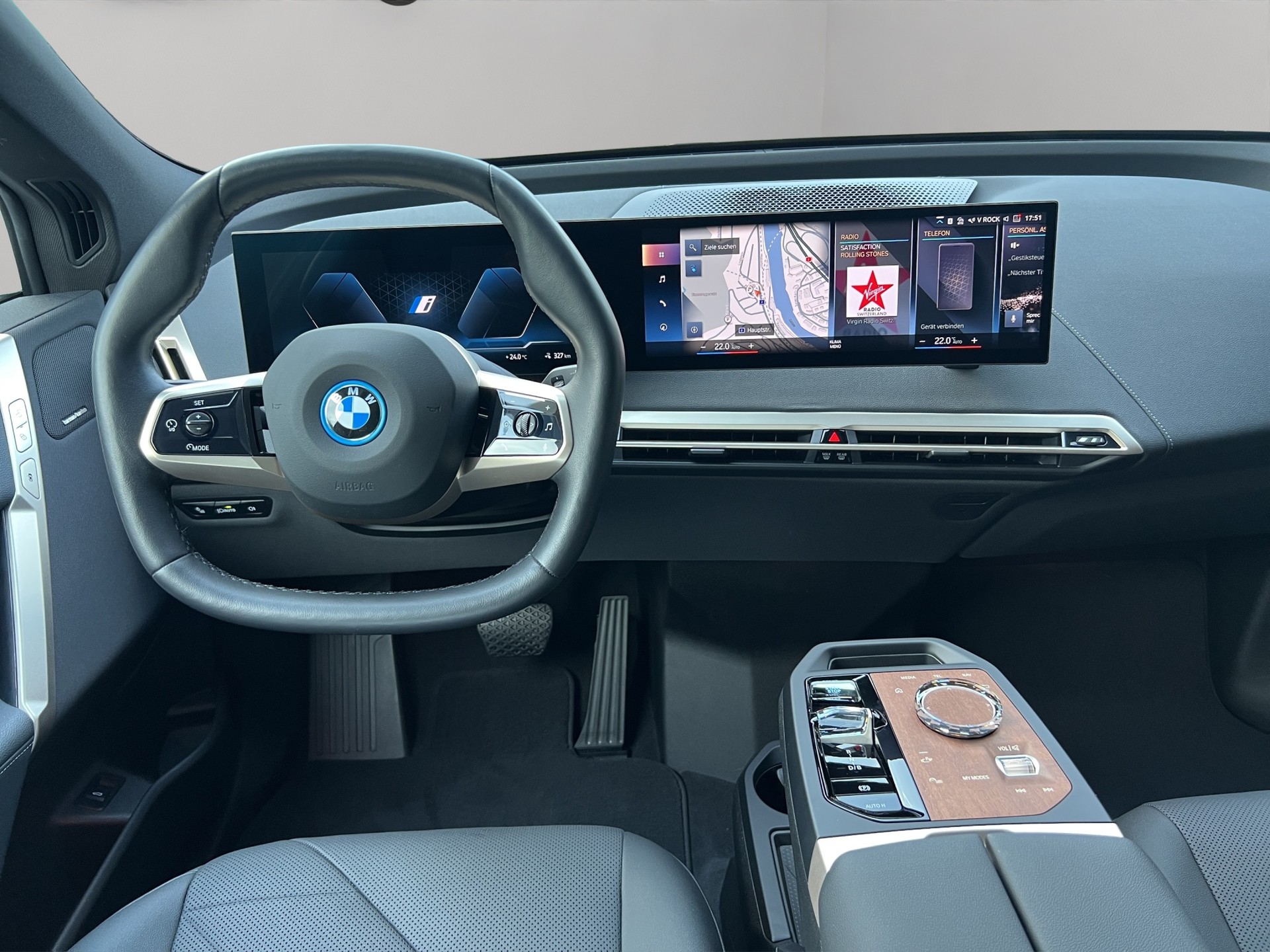 BMW iX xDrive40-image-16