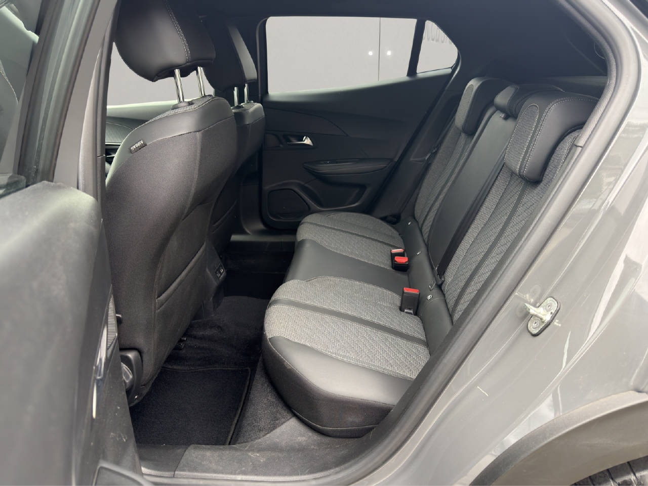 PEUGEOT 2008 e-Allure-image-10