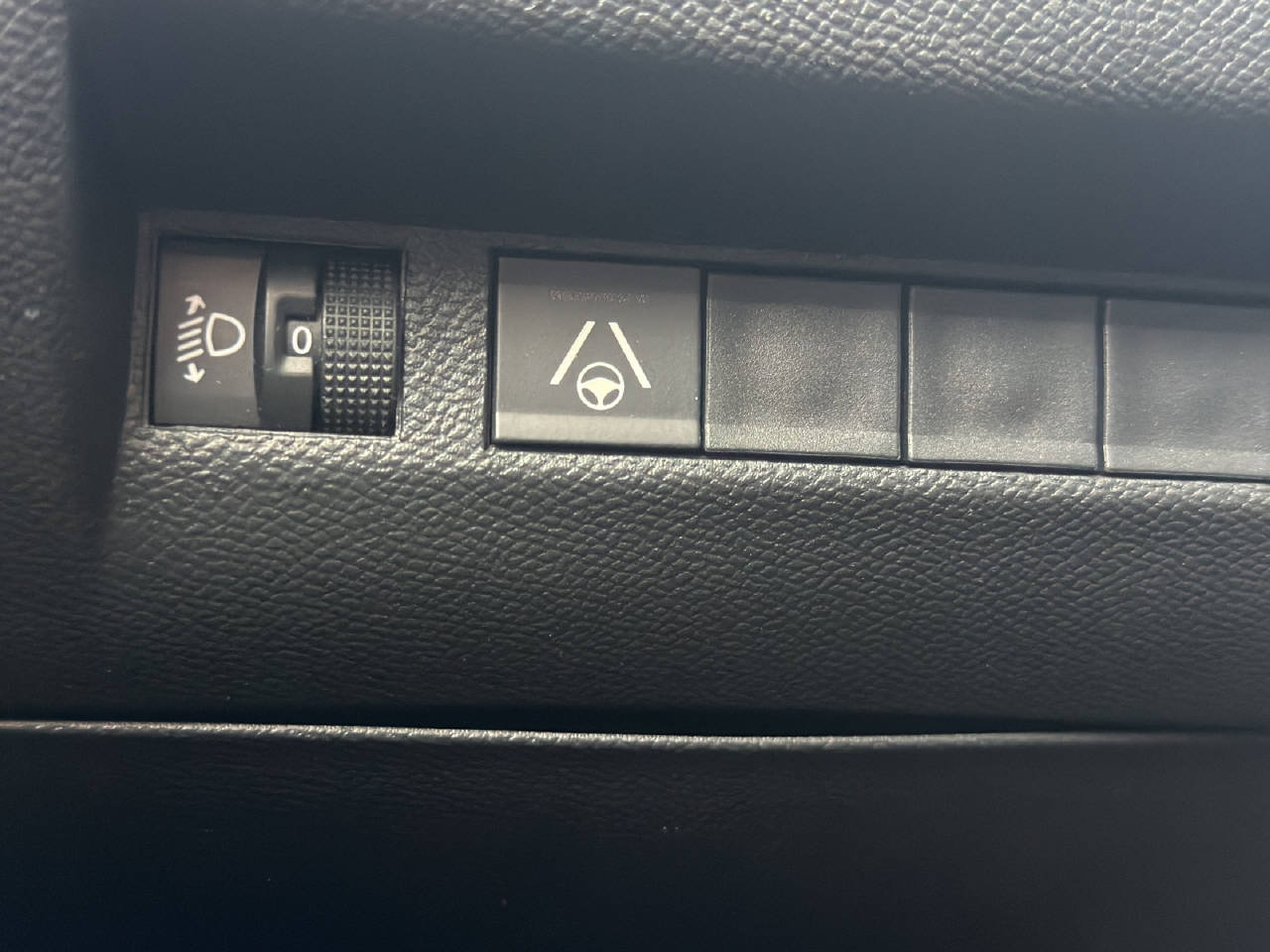 PEUGEOT 2008 e-Allure-image-12