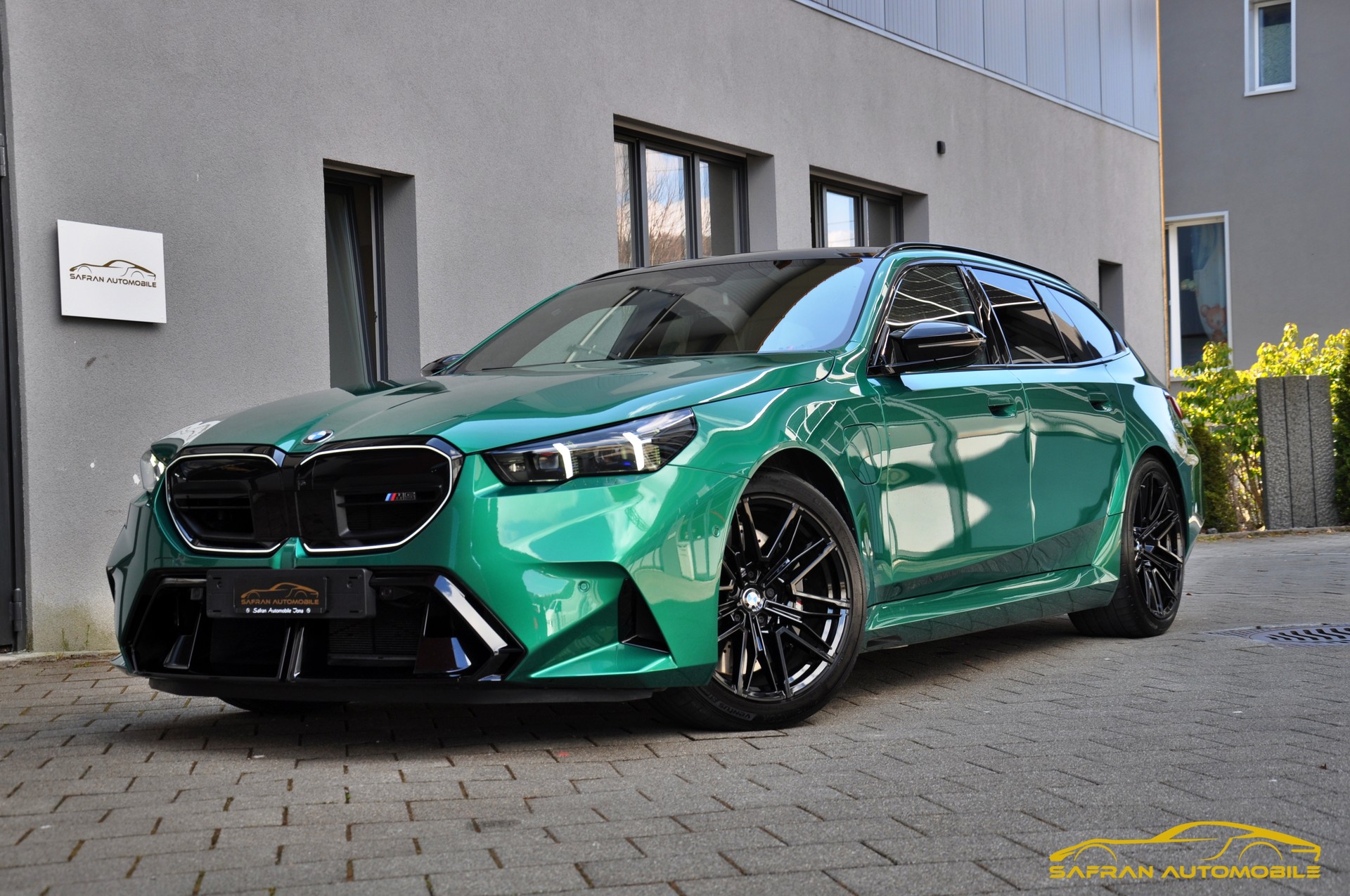 BMW M5 xDrive Touring-image-0