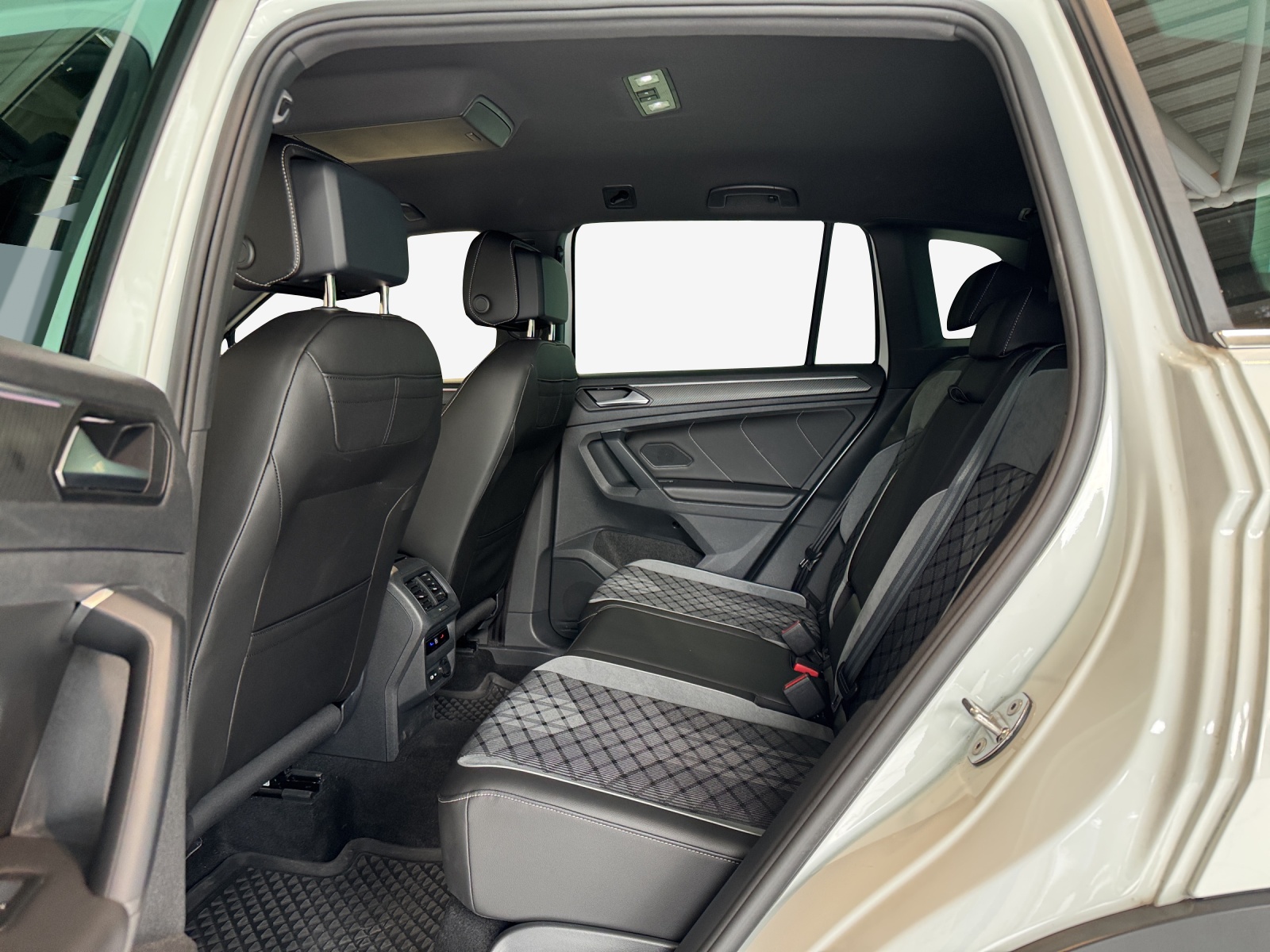 VW Tiguan 2.0TSI R-Line 4Motion DSG-image-11