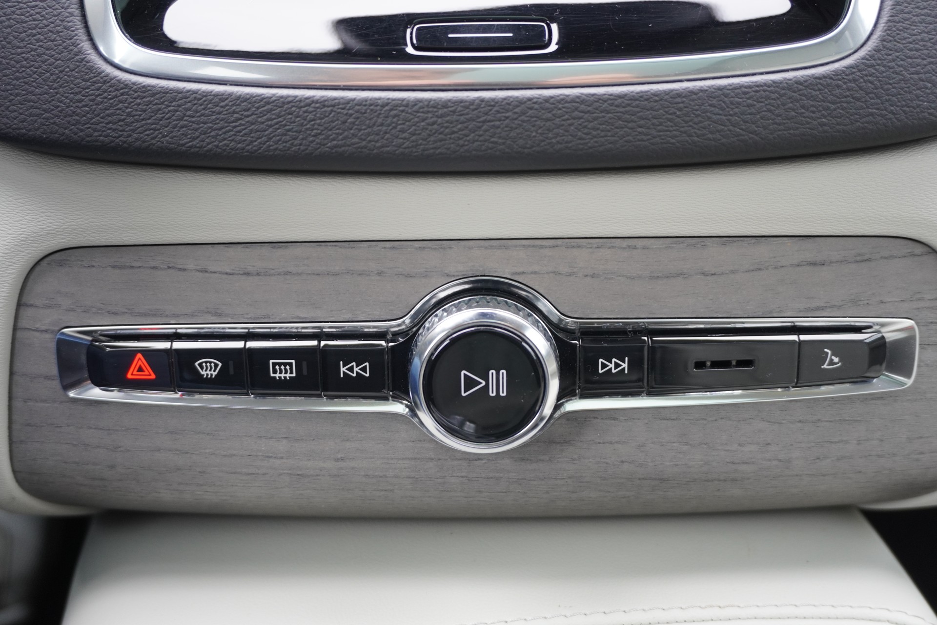 VOLVO XC90 T8 eAWD PluginHybrid Plus Bright Geartronic 7-PLÄTZER!!!-image-25