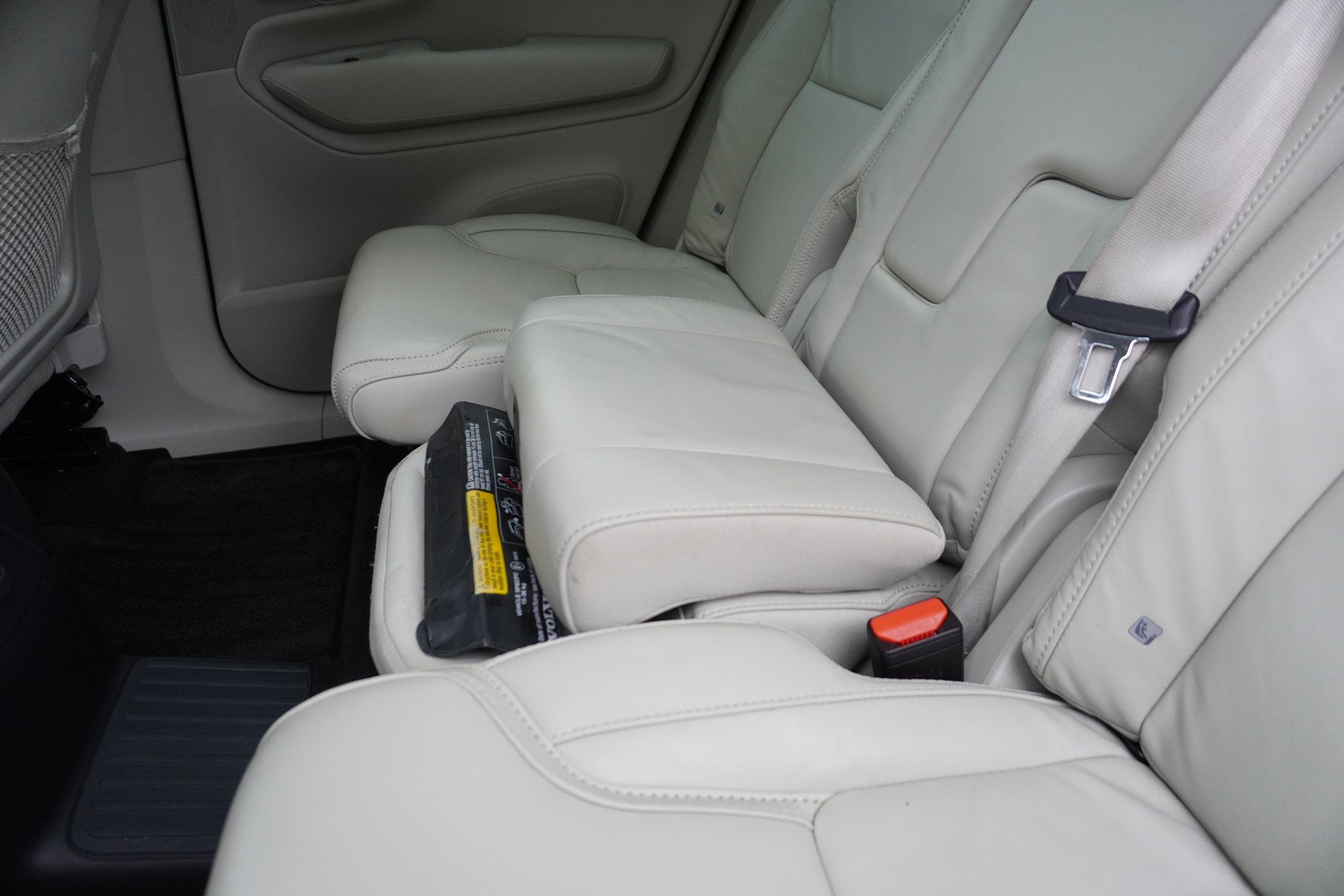 VOLVO XC90 T8 eAWD PluginHybrid Plus Bright Geartronic 7-PLÄTZER!!!-image-18