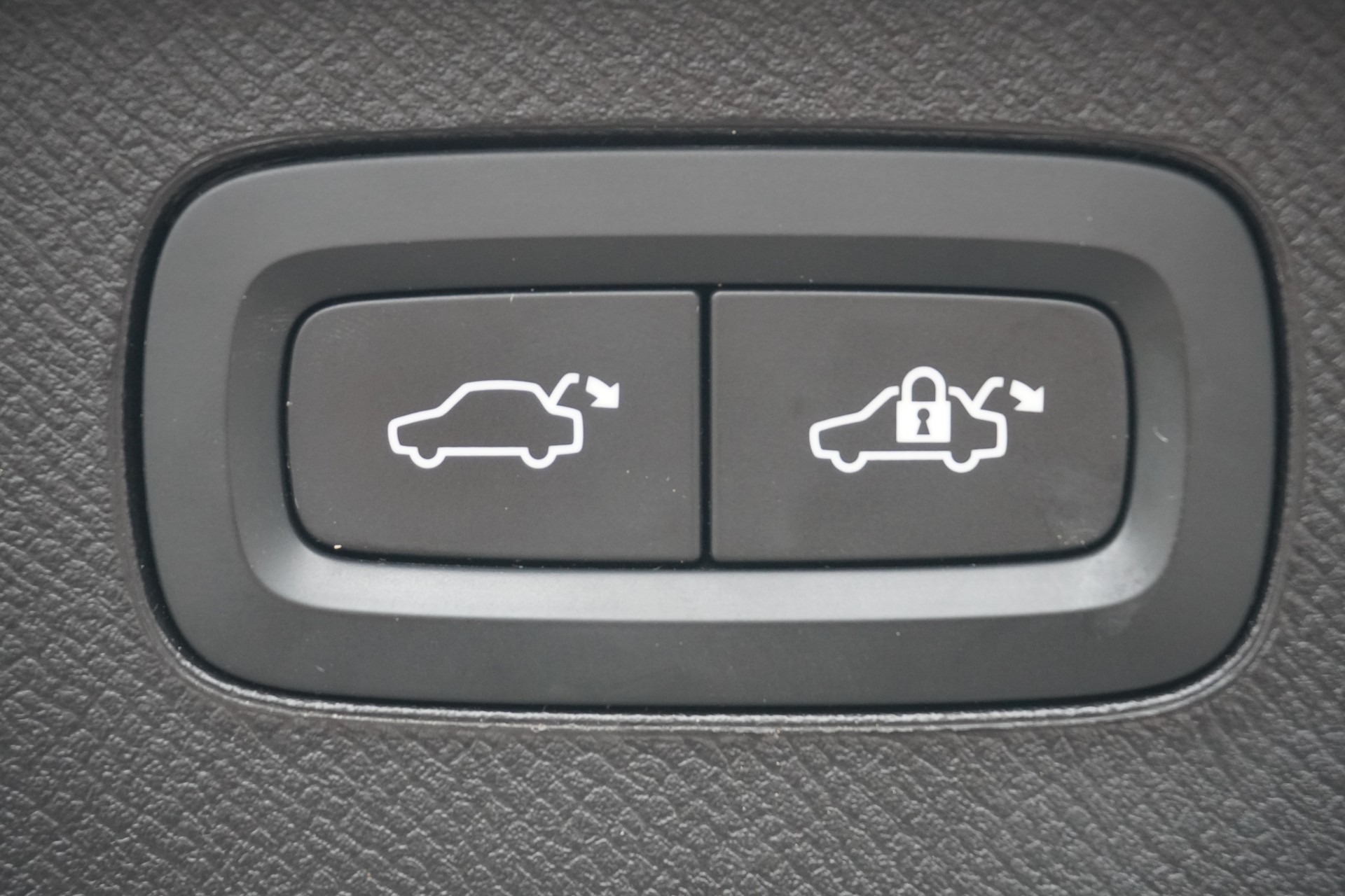 VOLVO XC90 T8 eAWD PluginHybrid Plus Bright Geartronic 7-PLÄTZER!!!-image-12