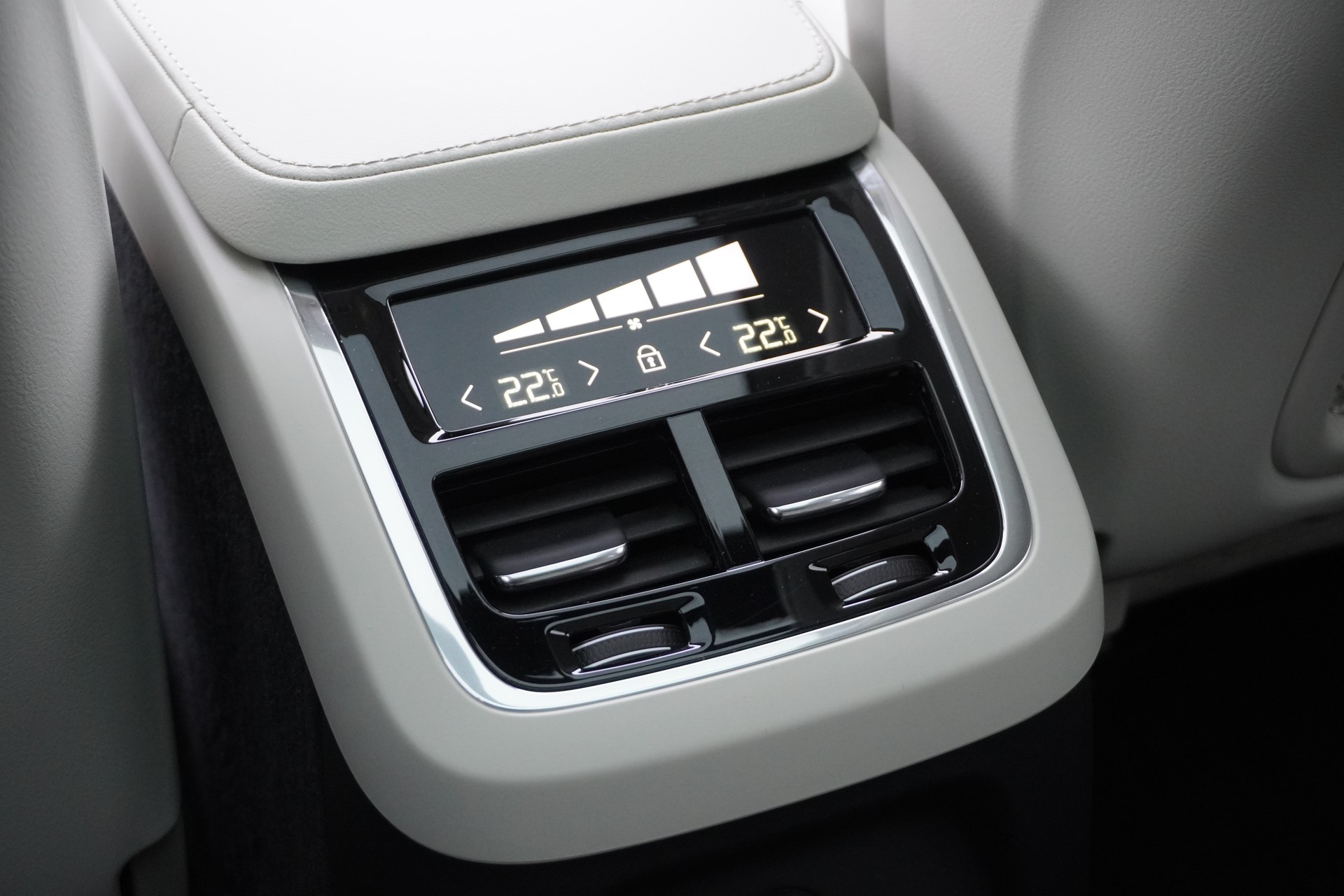 VOLVO XC90 T8 eAWD PluginHybrid Plus Bright Geartronic 7-PLÄTZER!!!-image-19