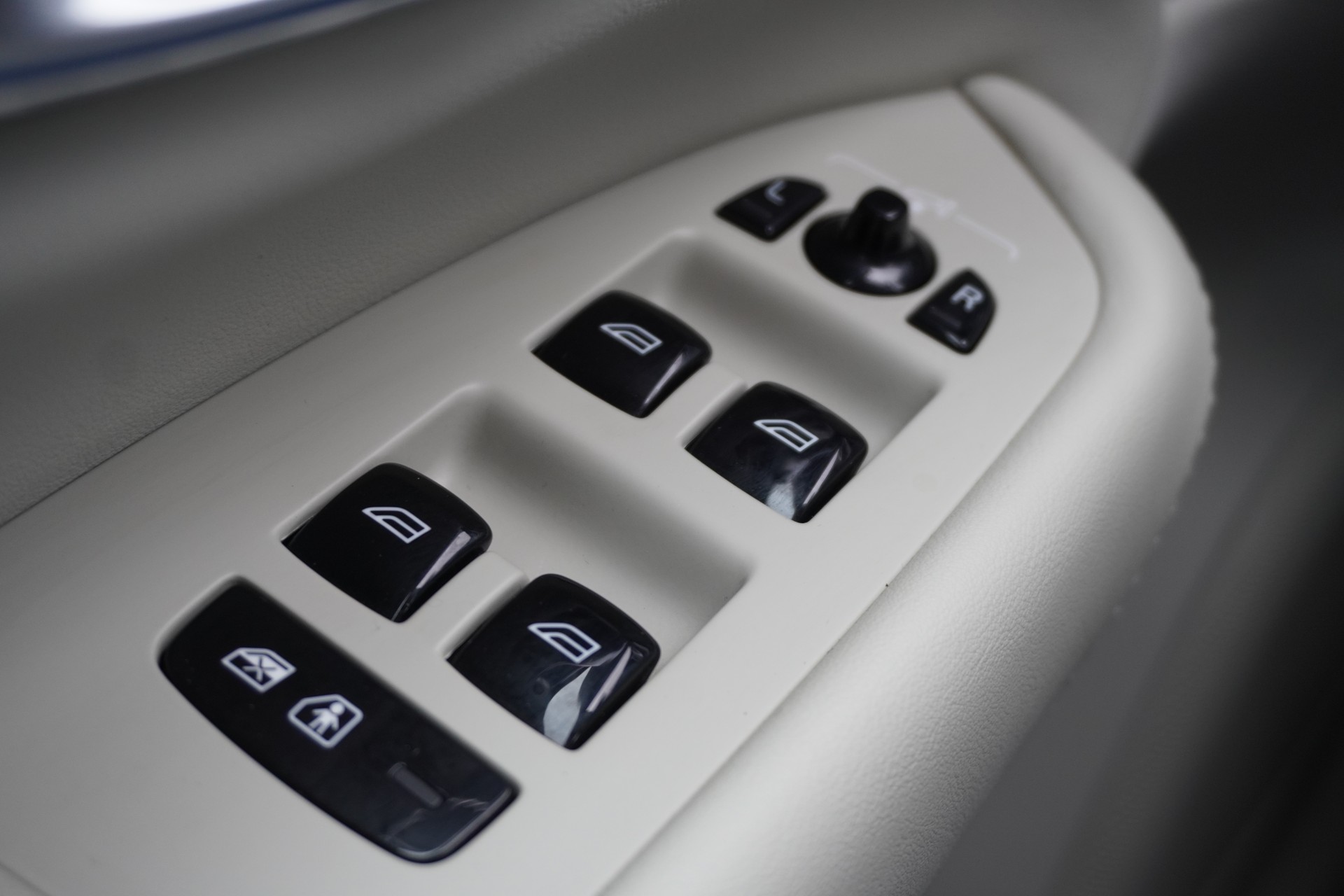 VOLVO XC90 T8 eAWD PluginHybrid Plus Bright Geartronic 7-PLÄTZER!!!-image-45