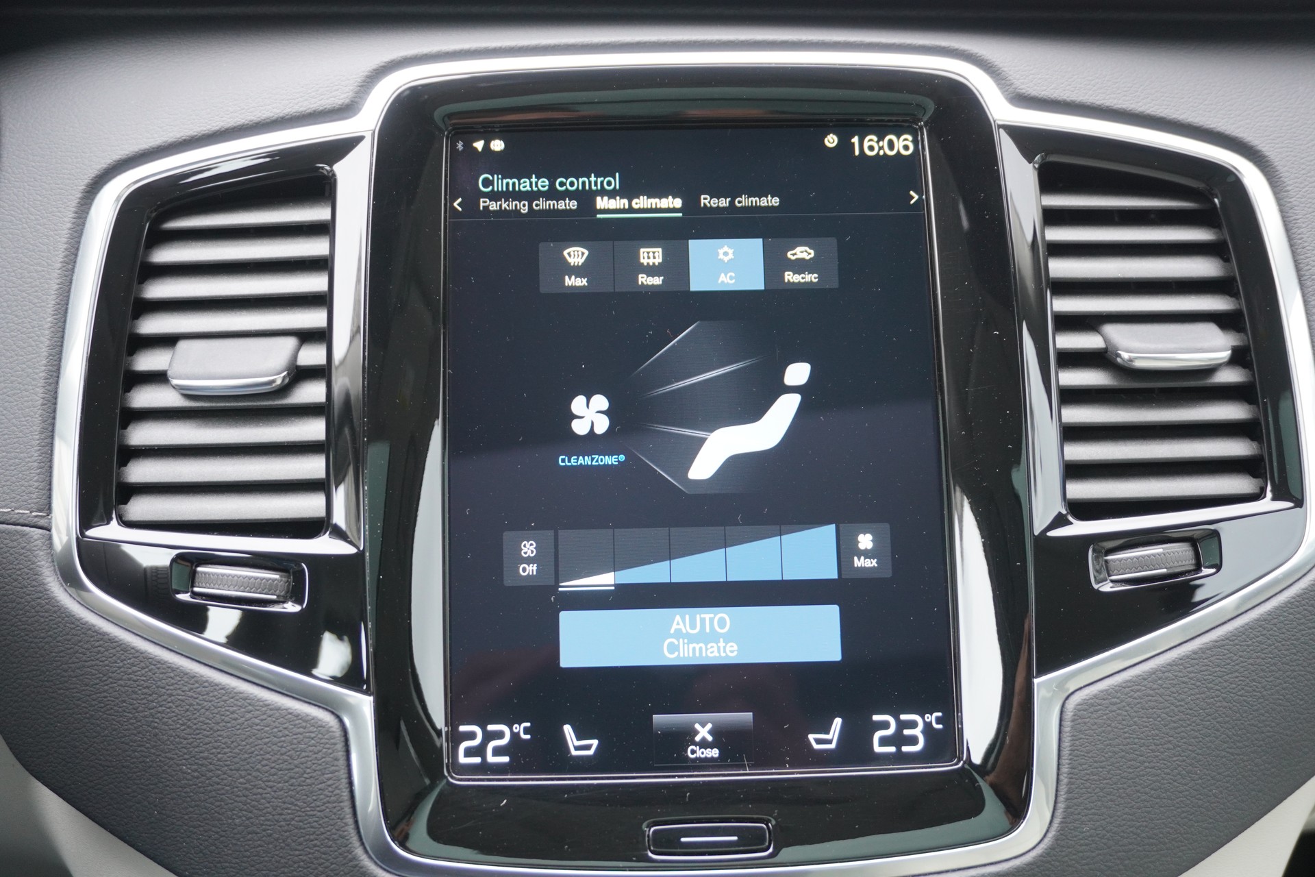 VOLVO XC90 T8 eAWD PluginHybrid Plus Bright Geartronic 7-PLÄTZER!!!-image-26