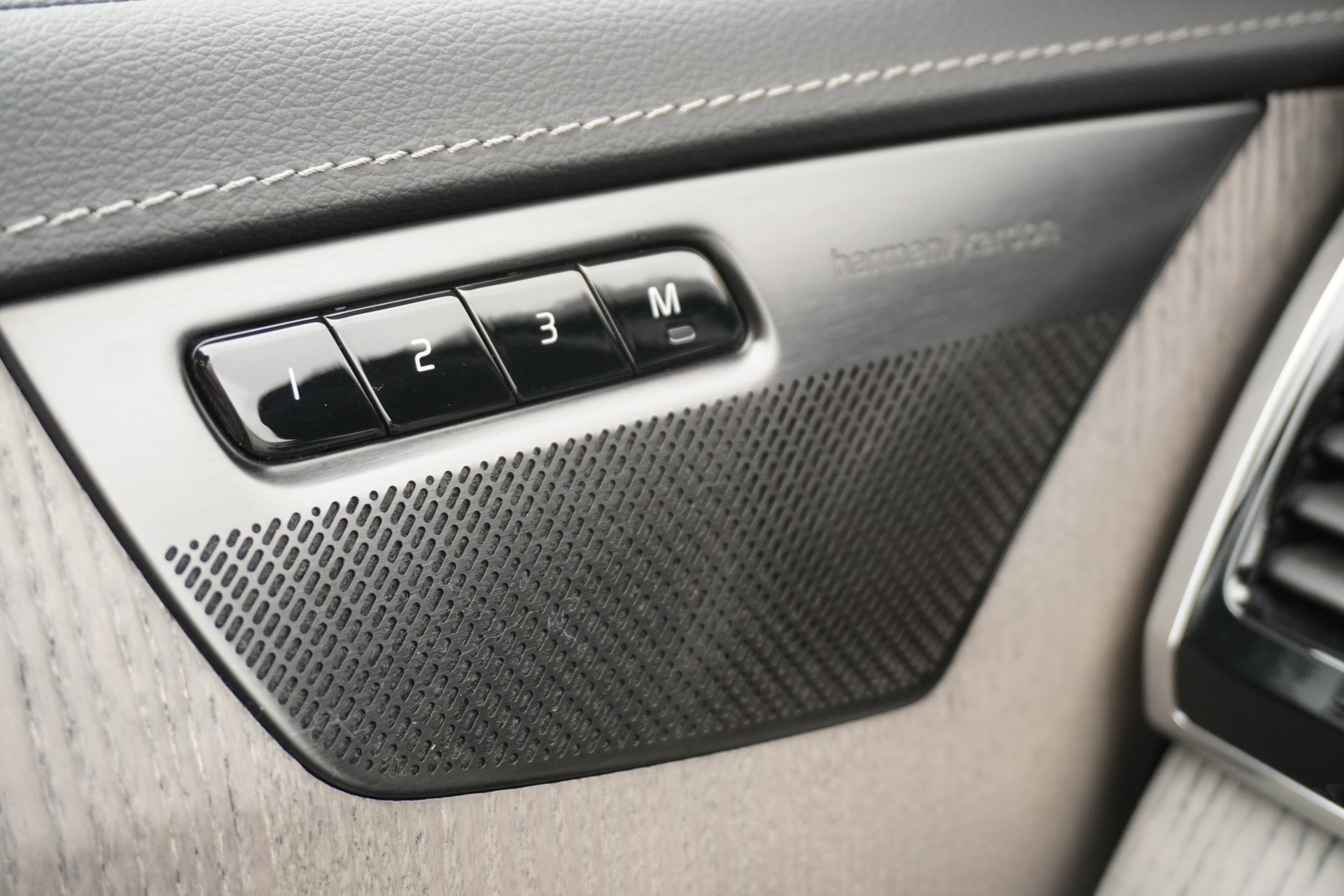 VOLVO XC90 T8 eAWD PluginHybrid Plus Bright Geartronic 7-PLÄTZER!!!-image-46