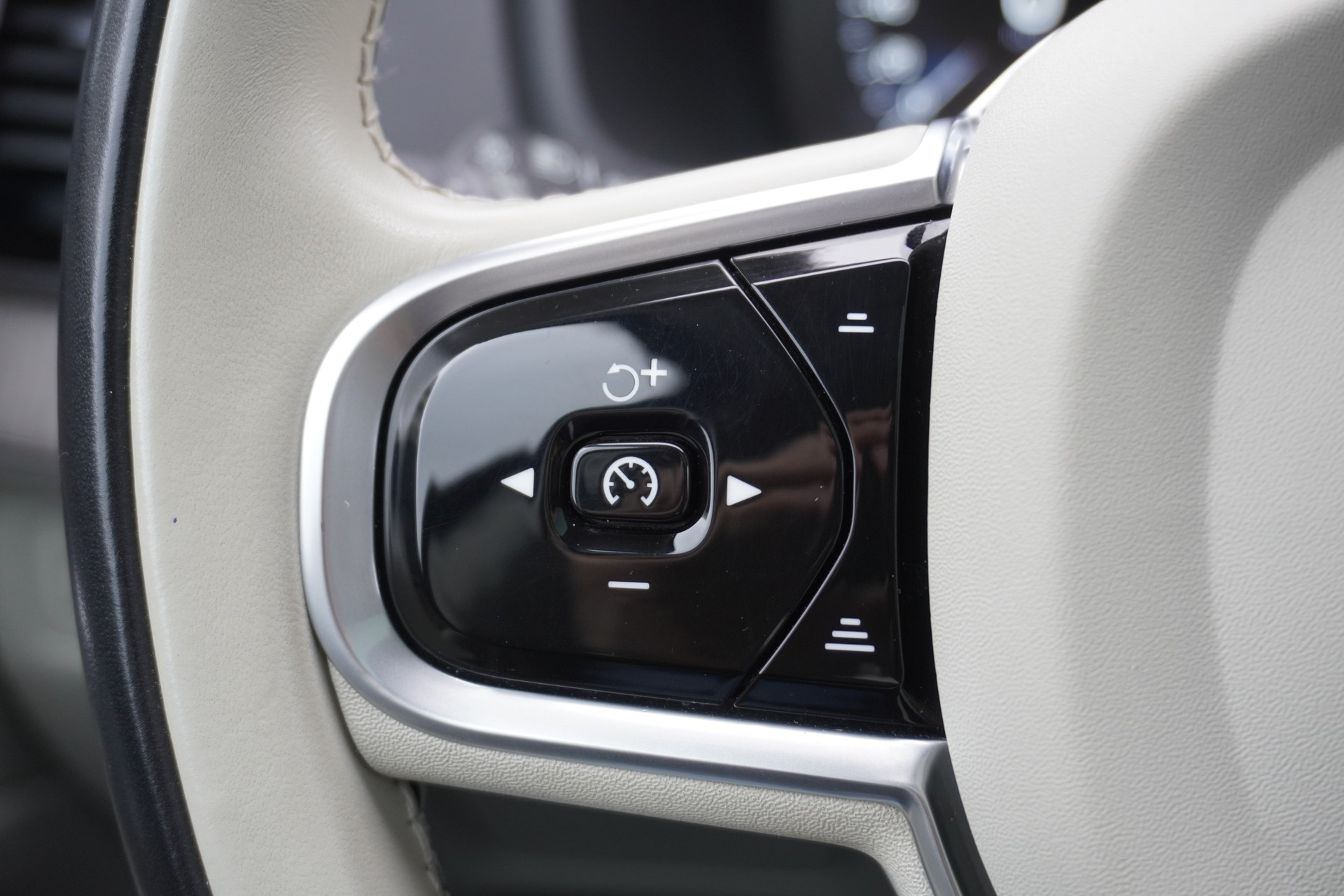 VOLVO XC90 T8 eAWD PluginHybrid Plus Bright Geartronic 7-PLÄTZER!!!-image-43