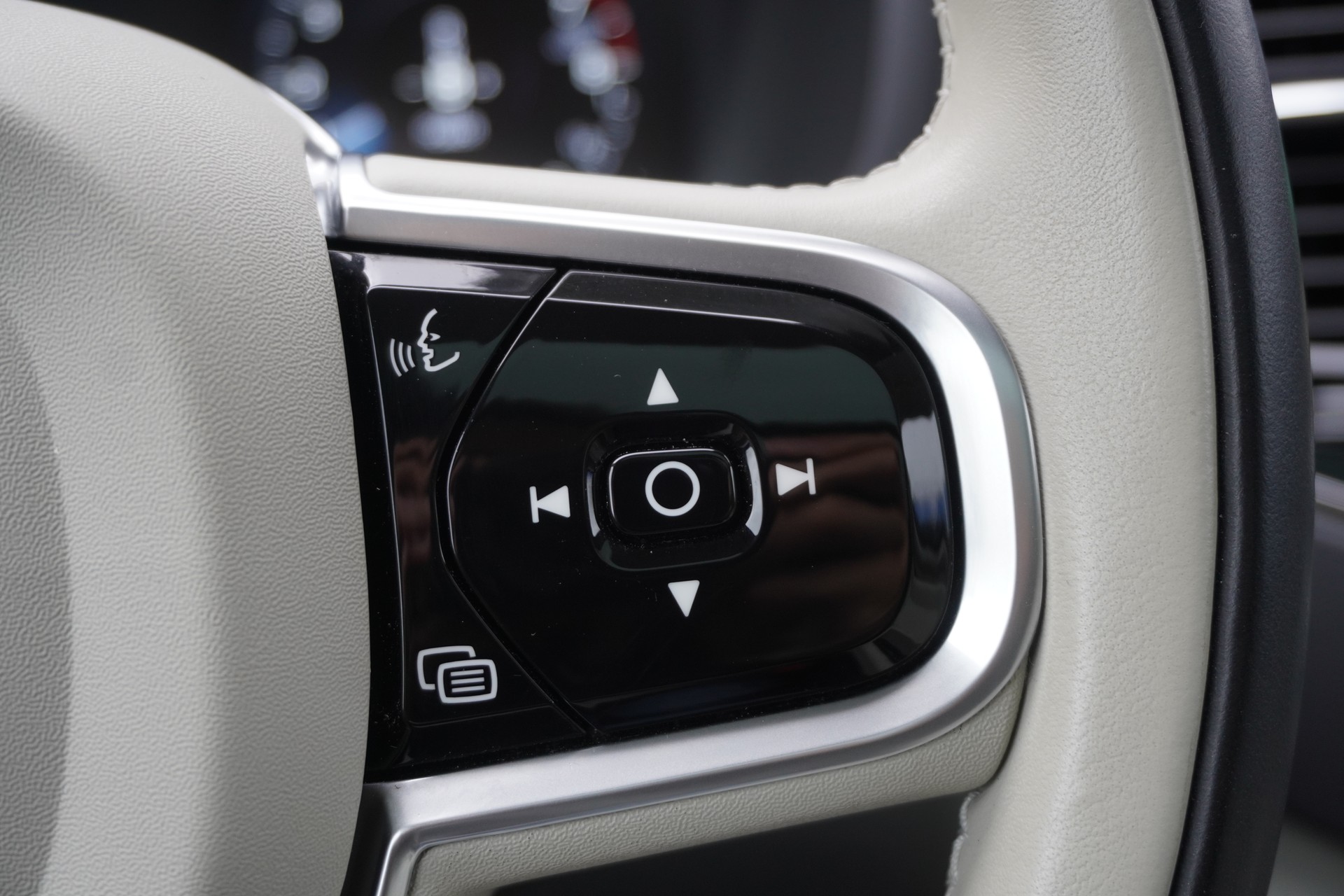 VOLVO XC90 T8 eAWD PluginHybrid Plus Bright Geartronic 7-PLÄTZER!!!-image-42