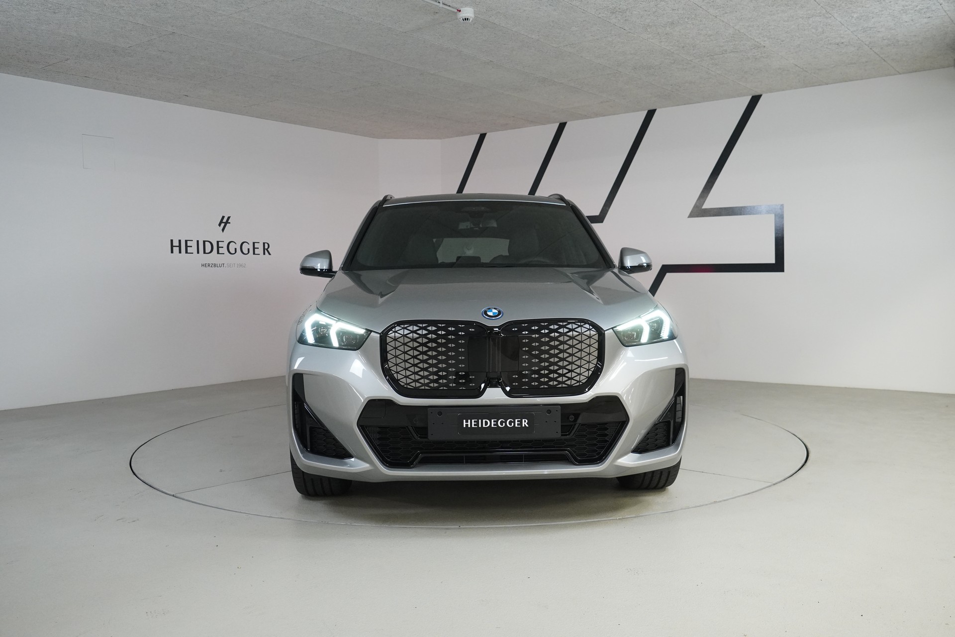 BMW iX1 xDrive 30 M Sport Pro-image-1