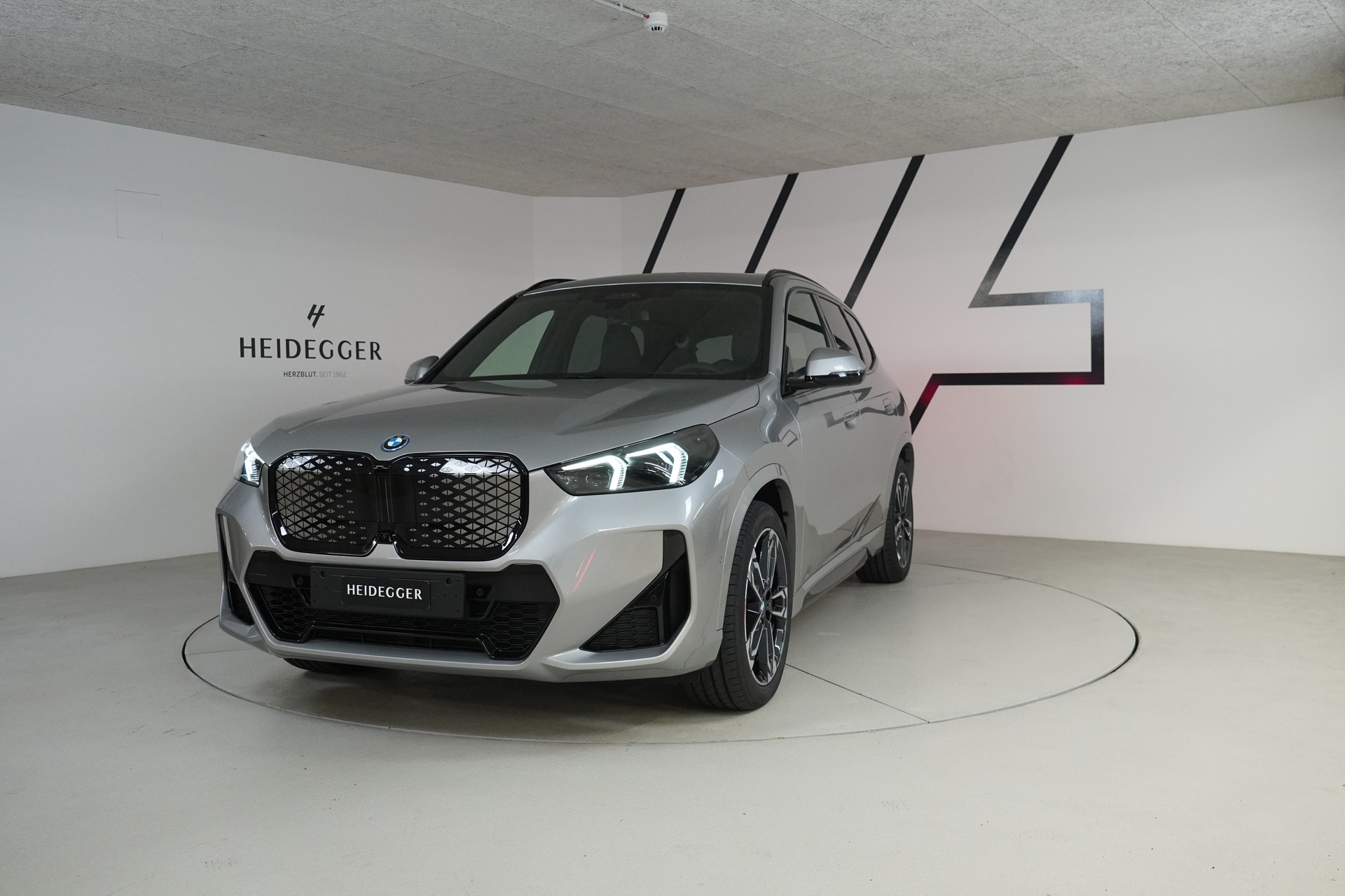 BMW iX1 xDrive 30 M Sport Pro-image-0