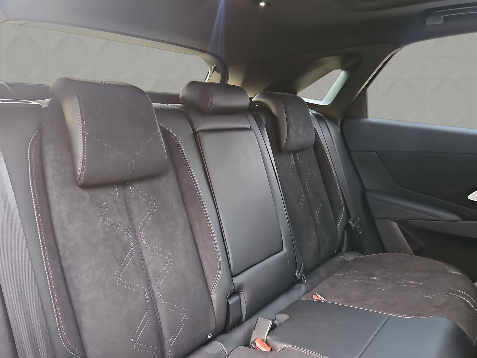 DS AUTOMOBILES DS 7 Crossback E-Tense 225 Ligne Noire-image-10