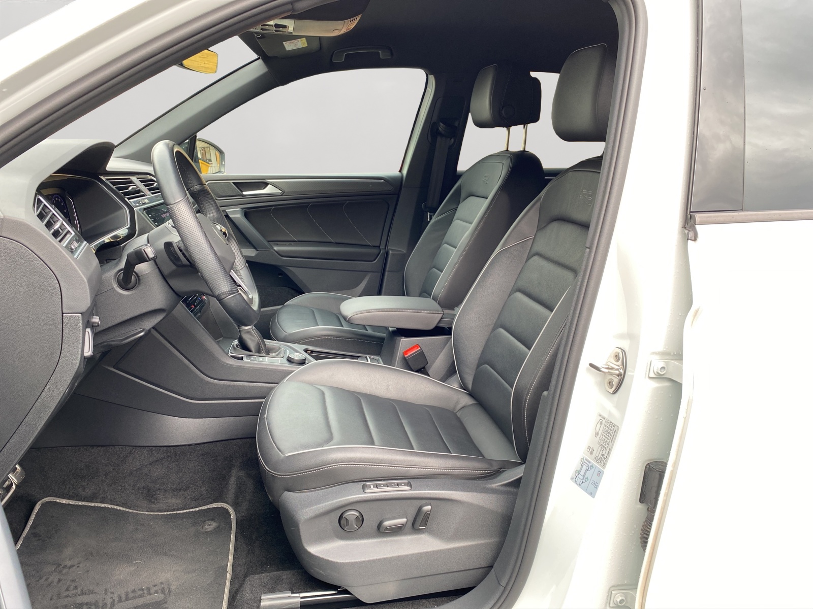VW Tiguan 2.0 TDI SCR R-Line 4Motion DSG-image-7
