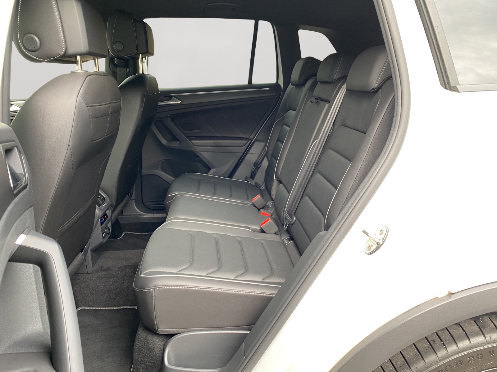 VW Tiguan 2.0 TDI SCR R-Line 4Motion DSG-image-8