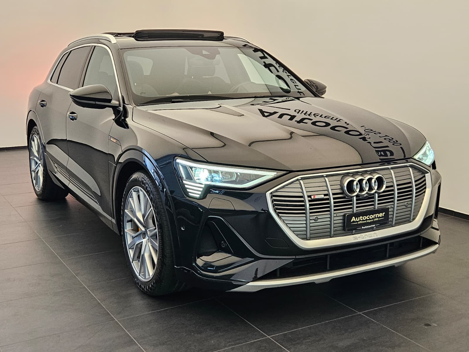AUDI e-tron 55 S Line quattro-image-5