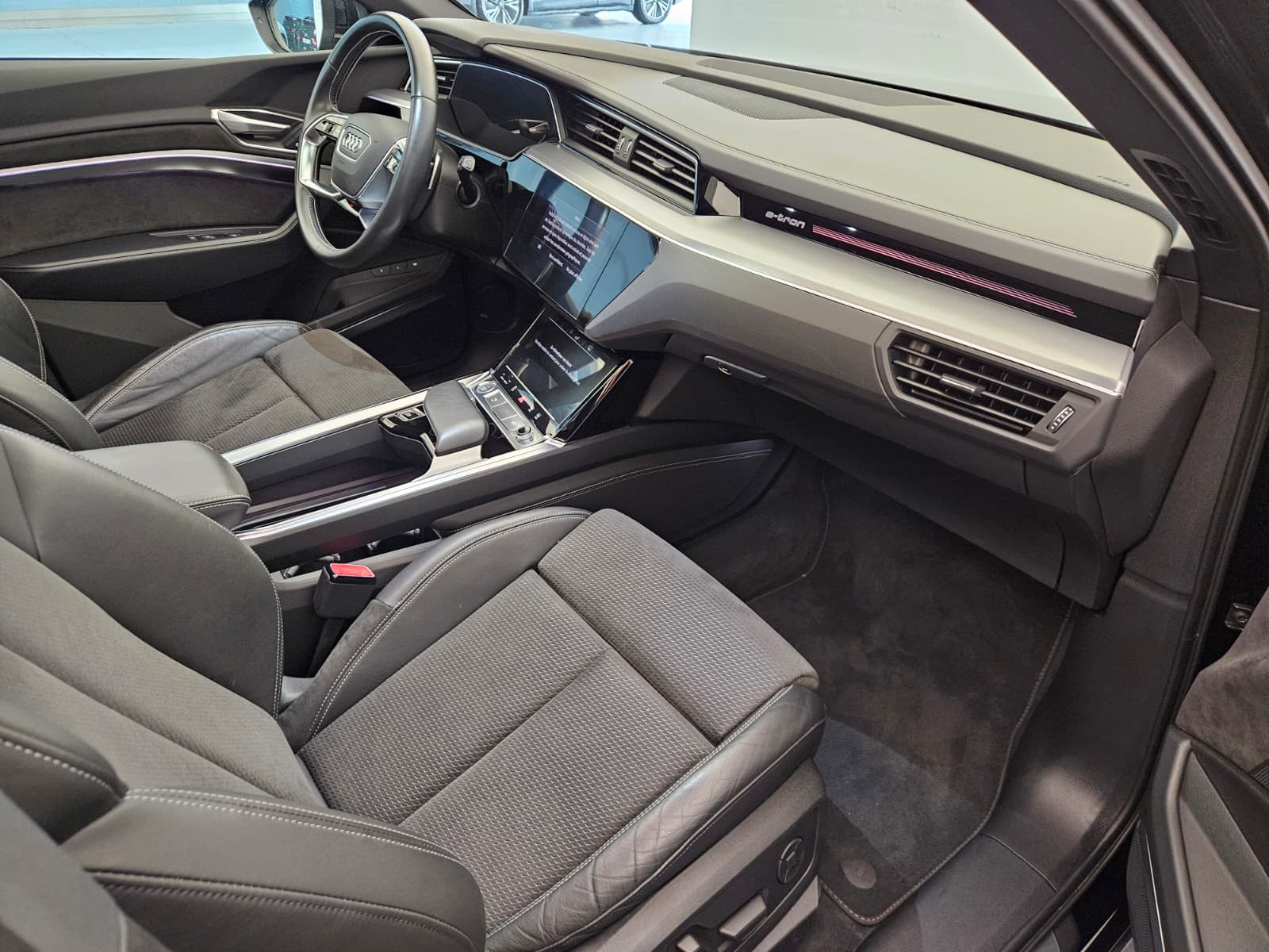 AUDI e-tron 55 S Line quattro-image-12