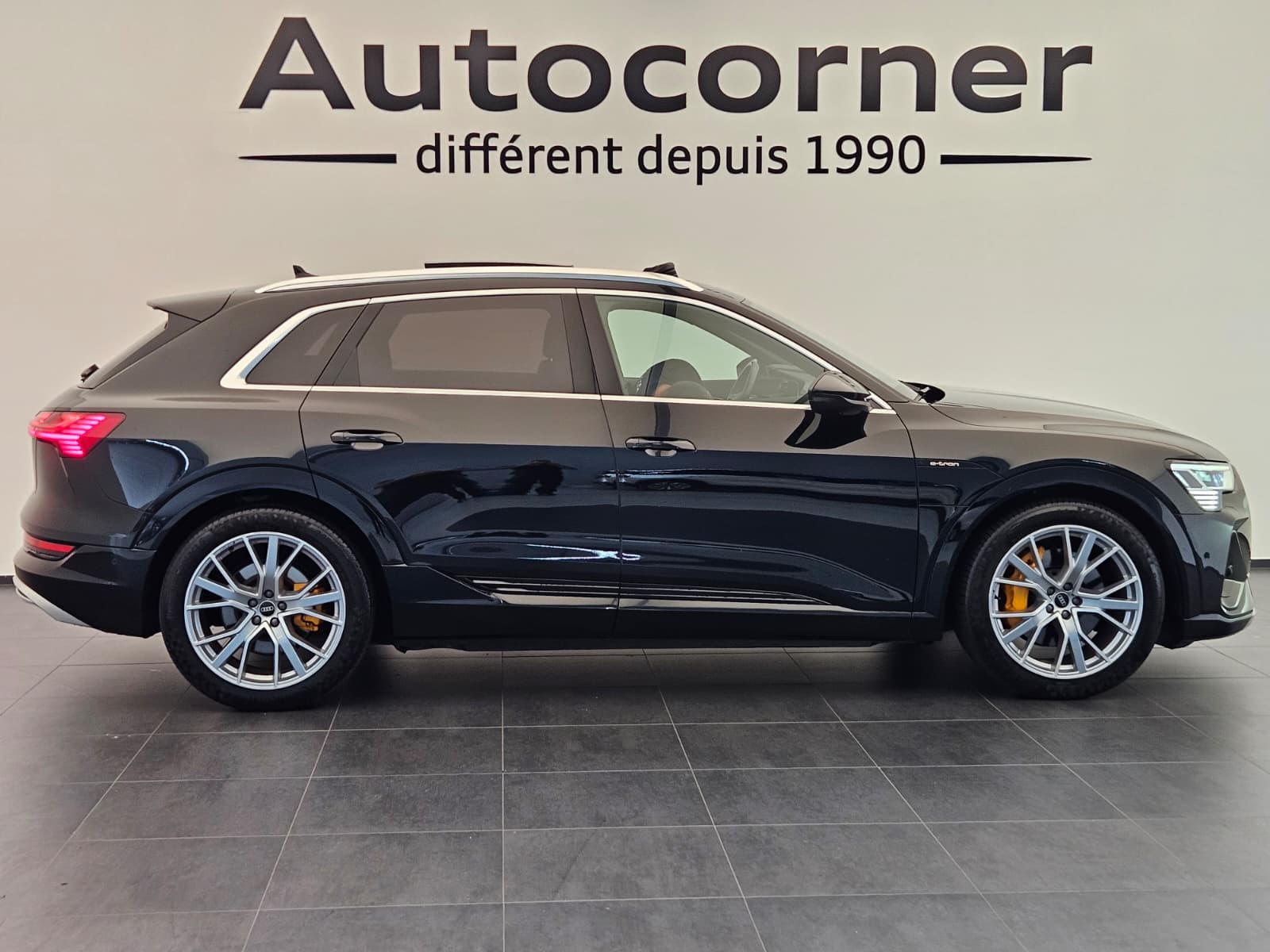 AUDI e-tron 55 S Line quattro-image-6