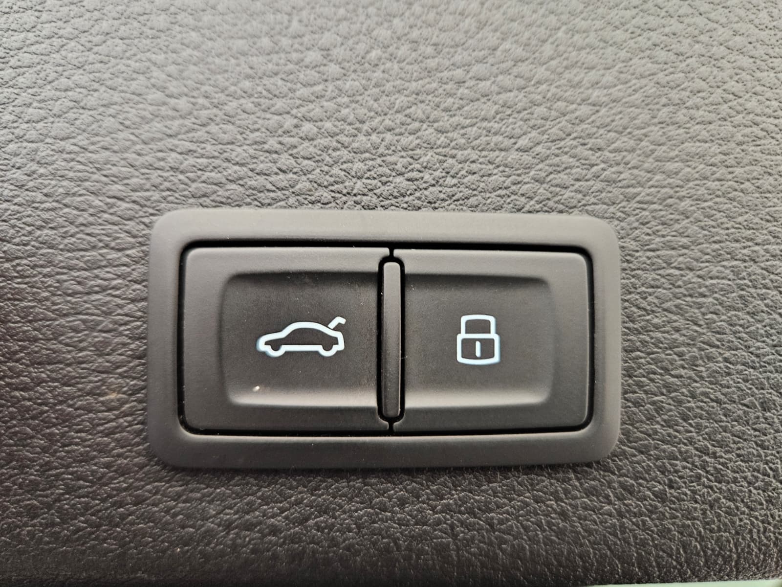 AUDI e-tron 55 S Line quattro-image-16