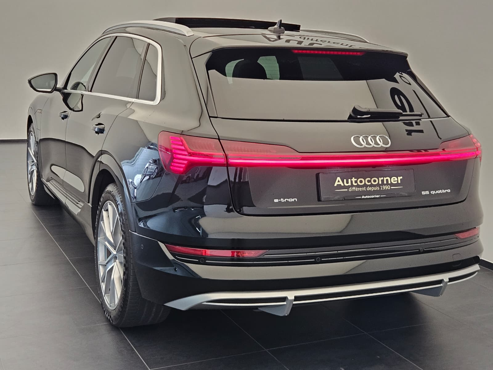 AUDI e-tron 55 S Line quattro-image-9