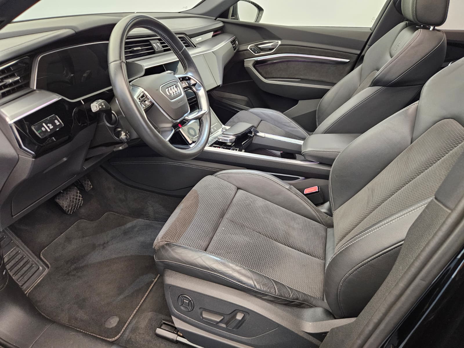 AUDI e-tron 55 S Line quattro-image-11