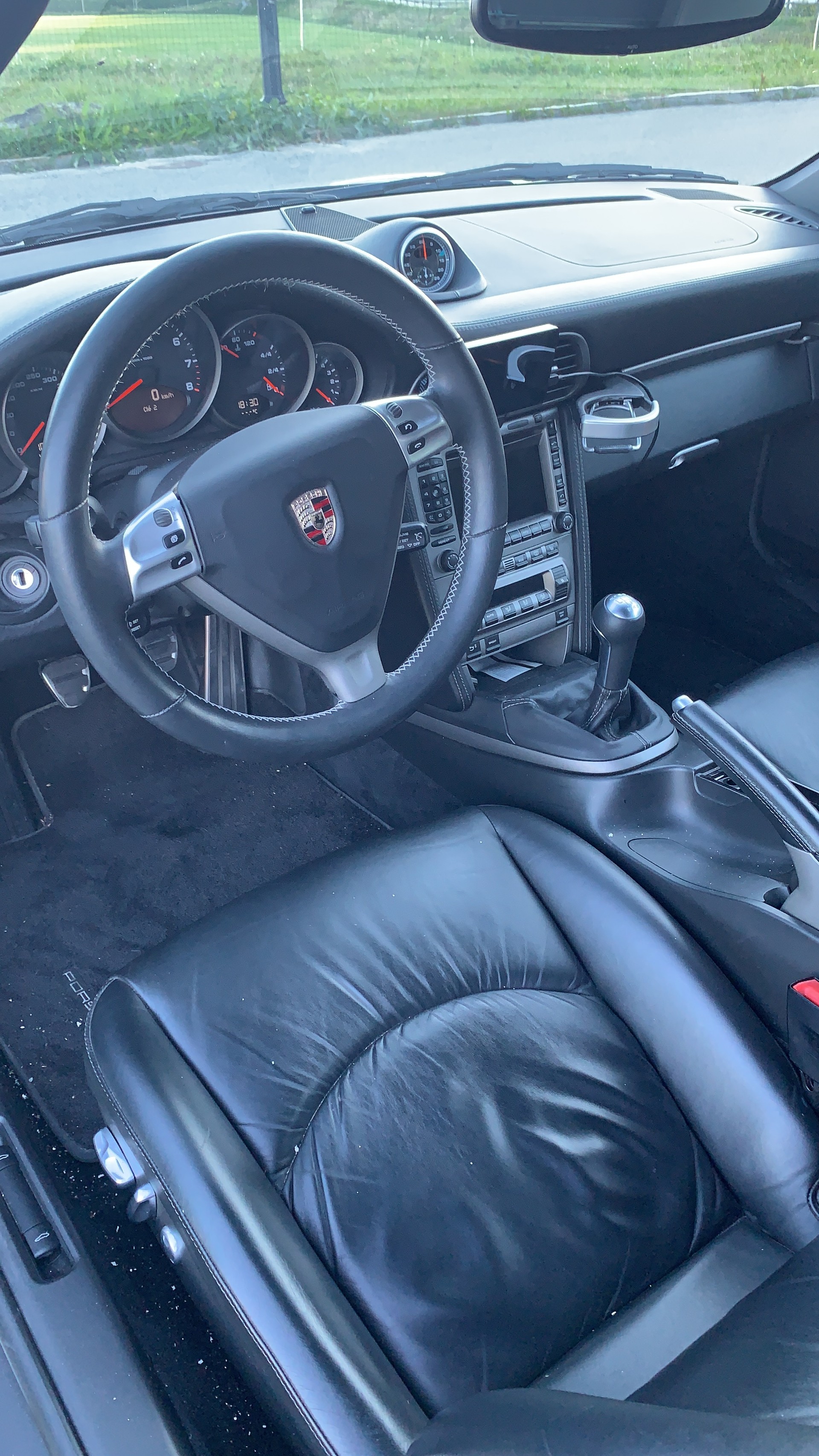 PORSCHE 911 Cabrio Carrera 4-image-3