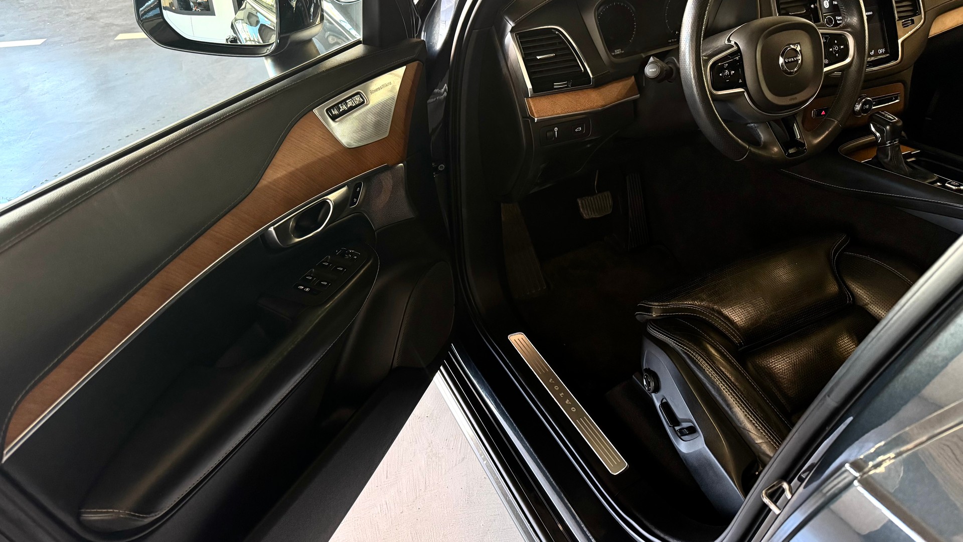 VOLVO XC90 T6 AWD Momentum Geartronic-image-3