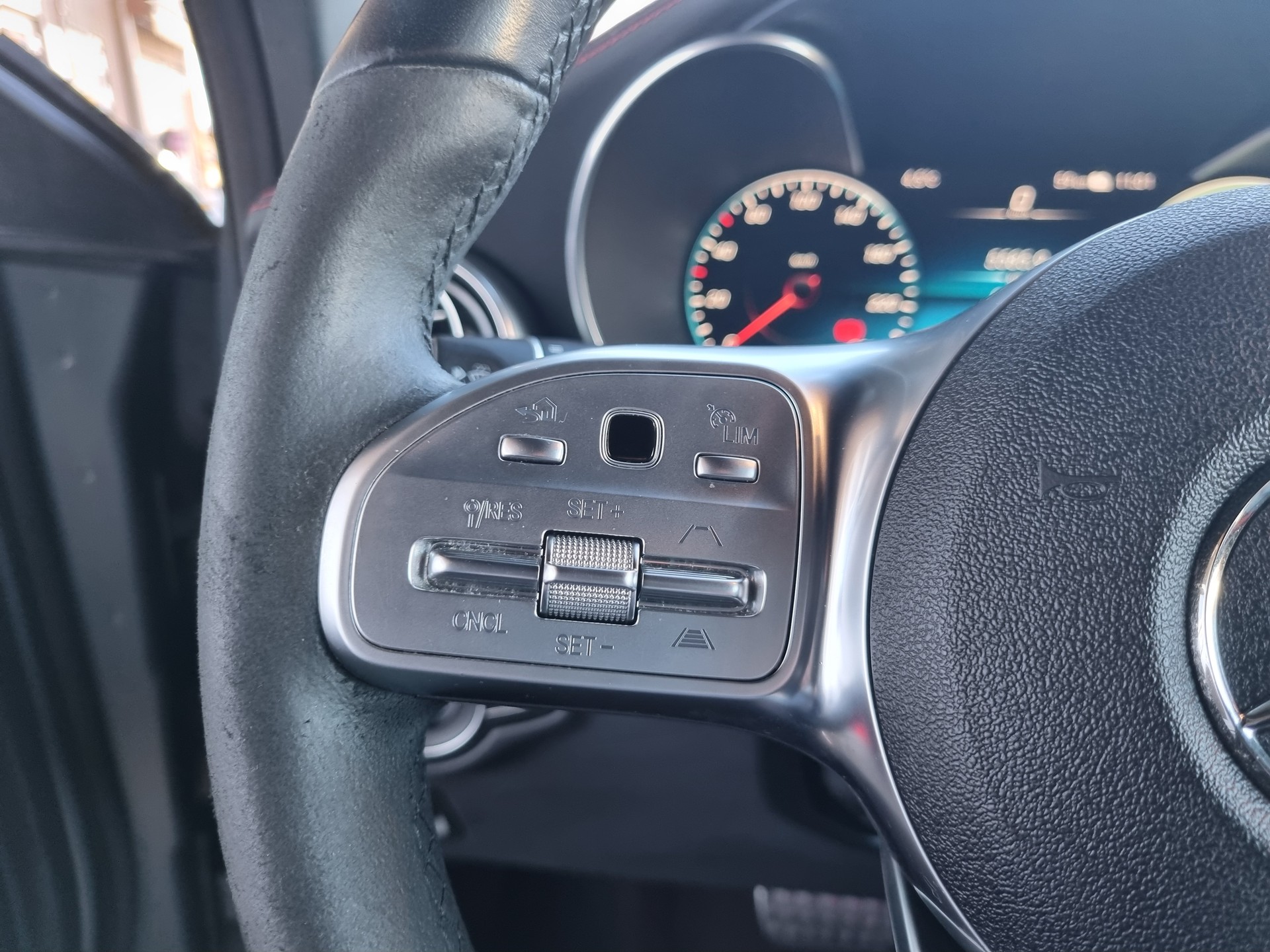 MERCEDES-BENZ GLC 300 de AMG Line 4Matic 9G-Tronic-image-12