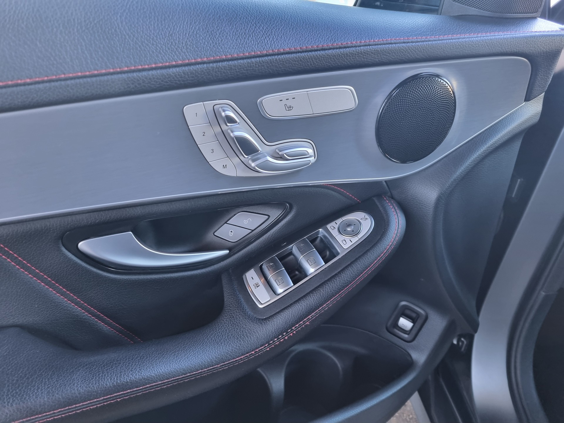 MERCEDES-BENZ GLC 300 de AMG Line 4Matic 9G-Tronic-image-9