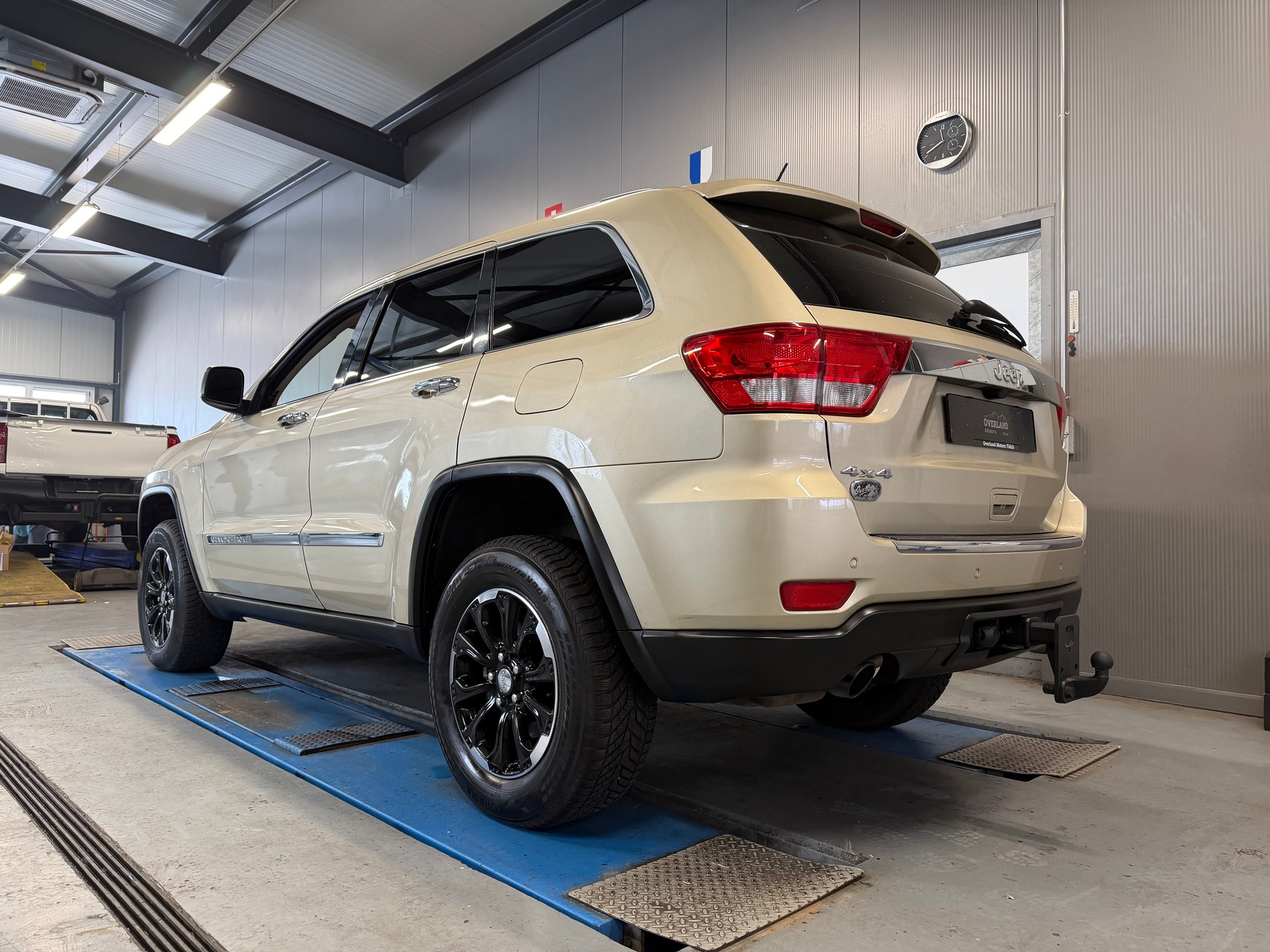 JEEP Grand Cherokee 5.7 HEMI Overland Automatic-image-2