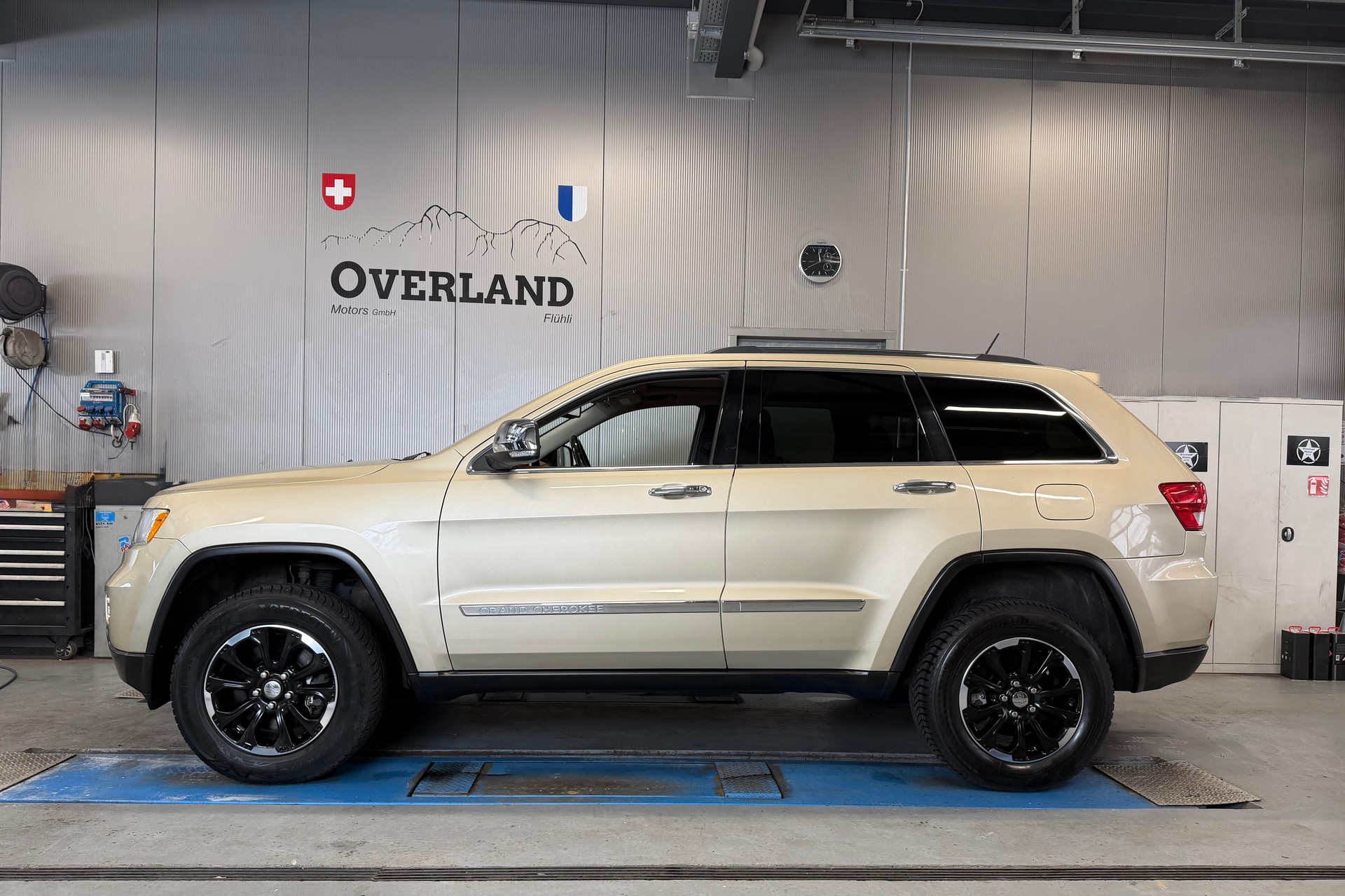 JEEP Grand Cherokee 5.7 HEMI Overland Automatic-image-1