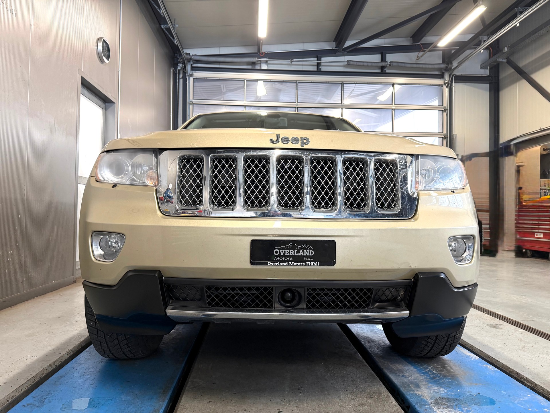 JEEP Grand Cherokee 5.7 HEMI Overland Automatic-image-6