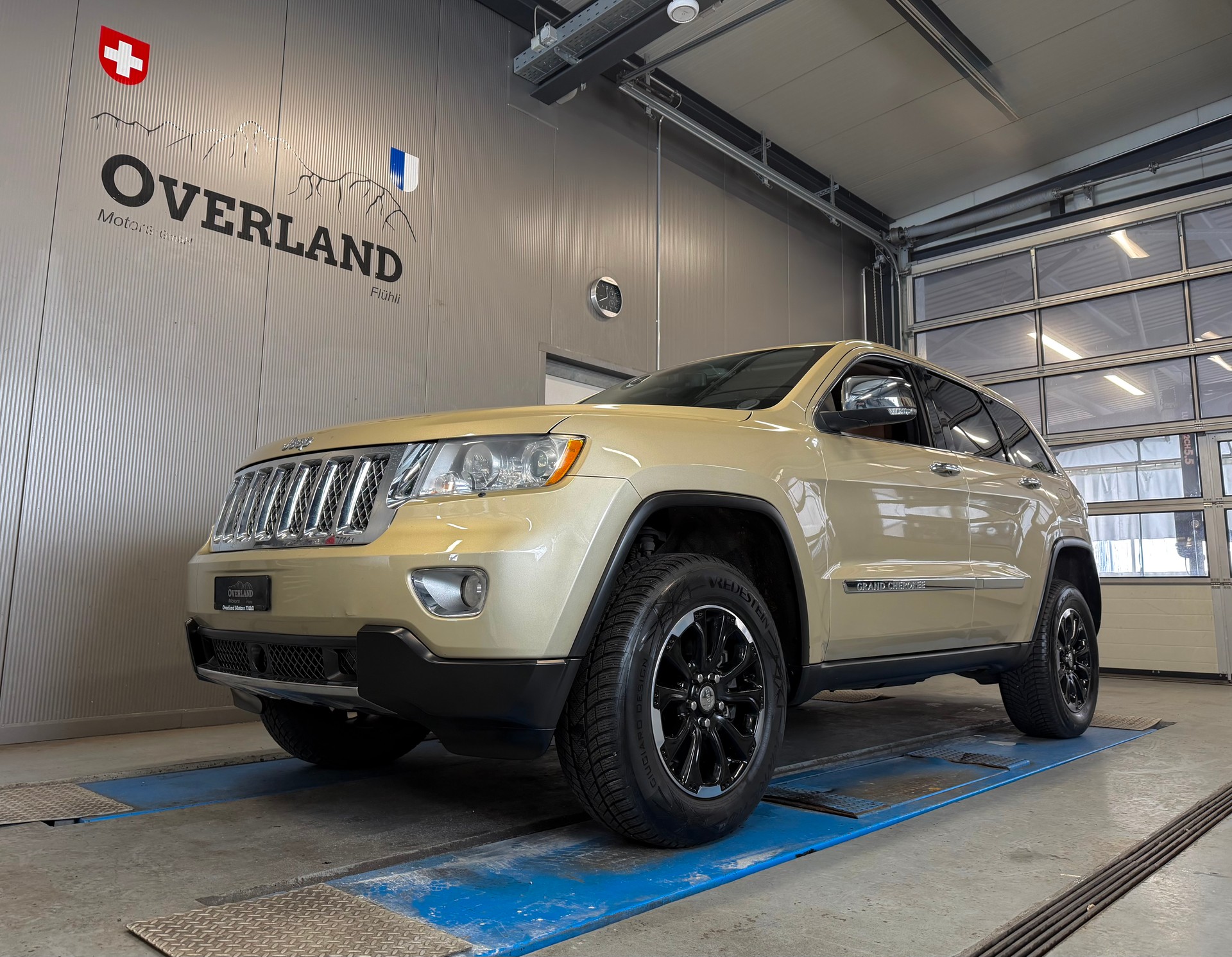JEEP Grand Cherokee 5.7 HEMI Overland Automatic-image-8