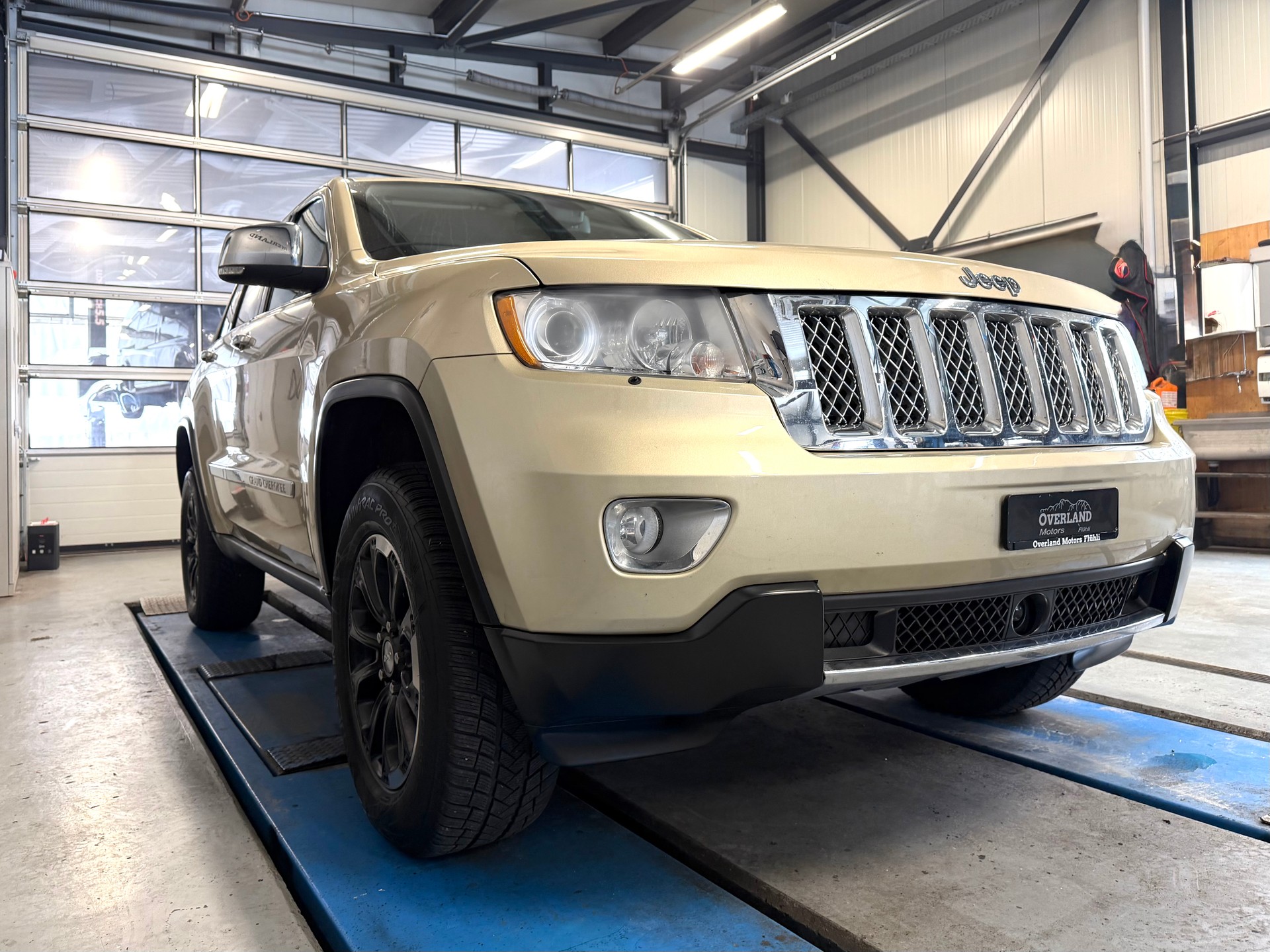JEEP Grand Cherokee 5.7 HEMI Overland Automatic-image-5