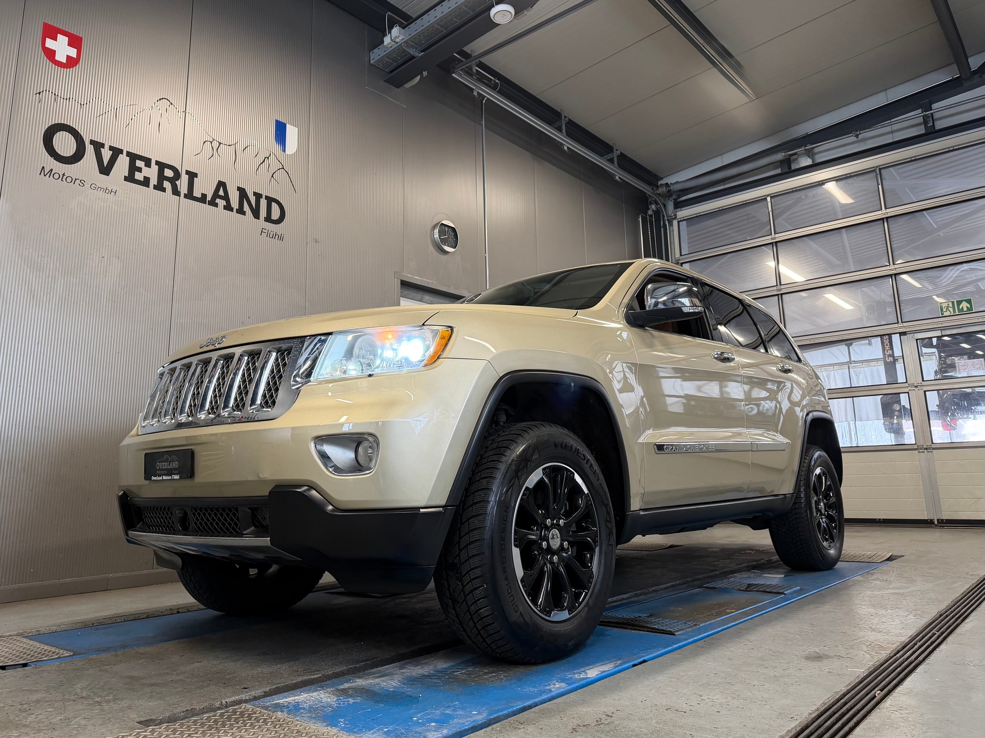 JEEP Grand Cherokee 5.7 HEMI Overland Automatic-image-0