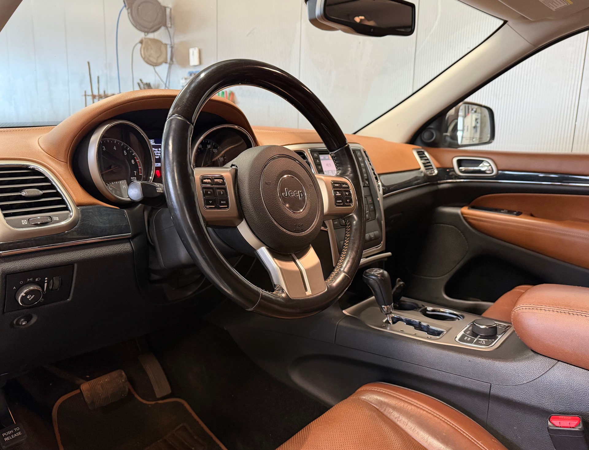 JEEP Grand Cherokee 5.7 HEMI Overland Automatic-image-10