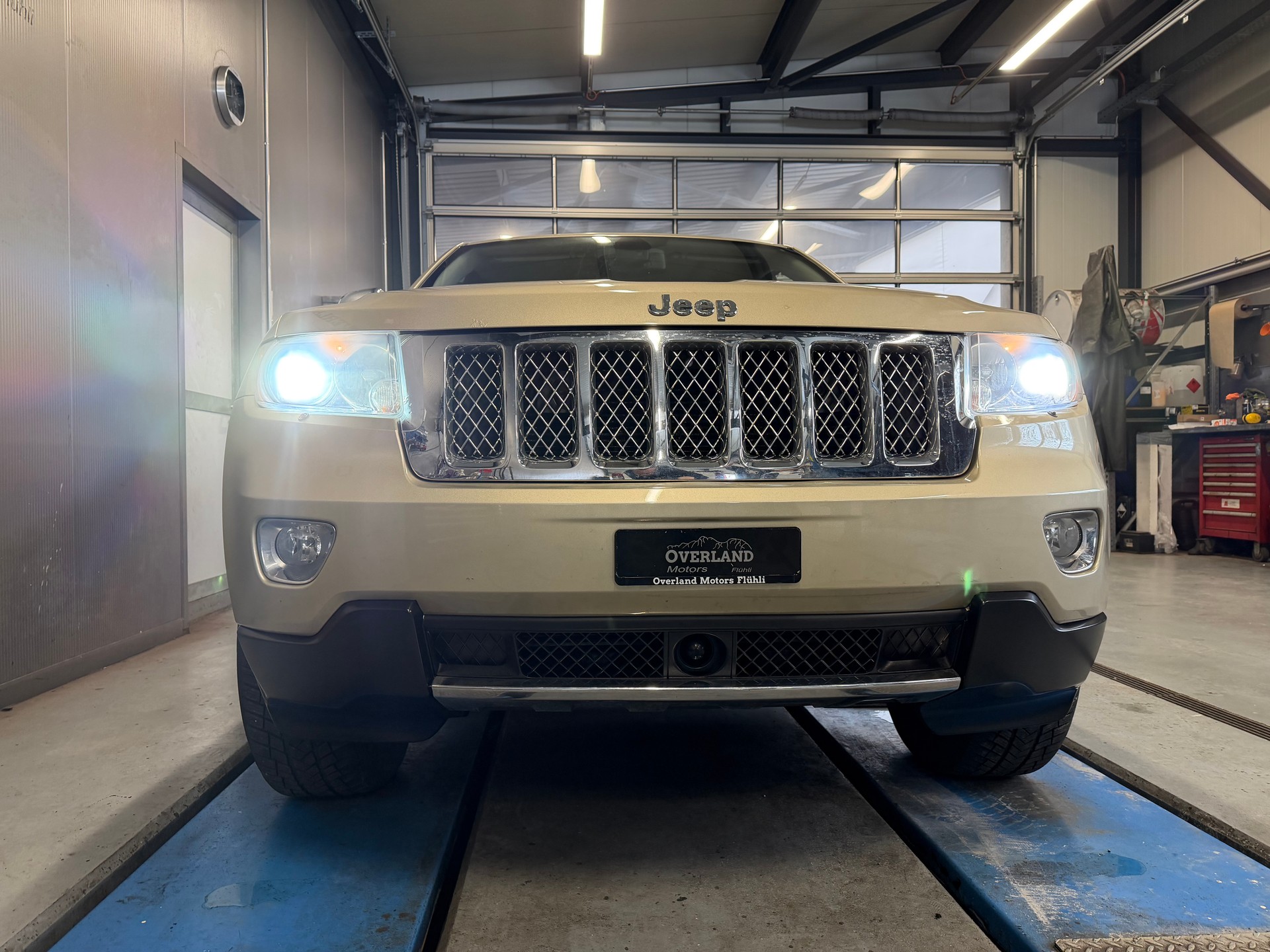 JEEP Grand Cherokee 5.7 HEMI Overland Automatic-image-7