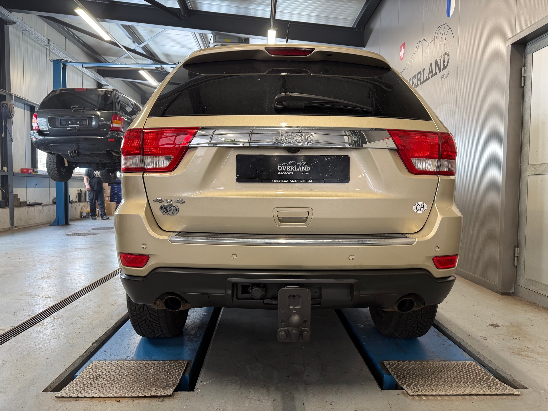 JEEP Grand Cherokee 5.7 HEMI Overland Automatic-image-3