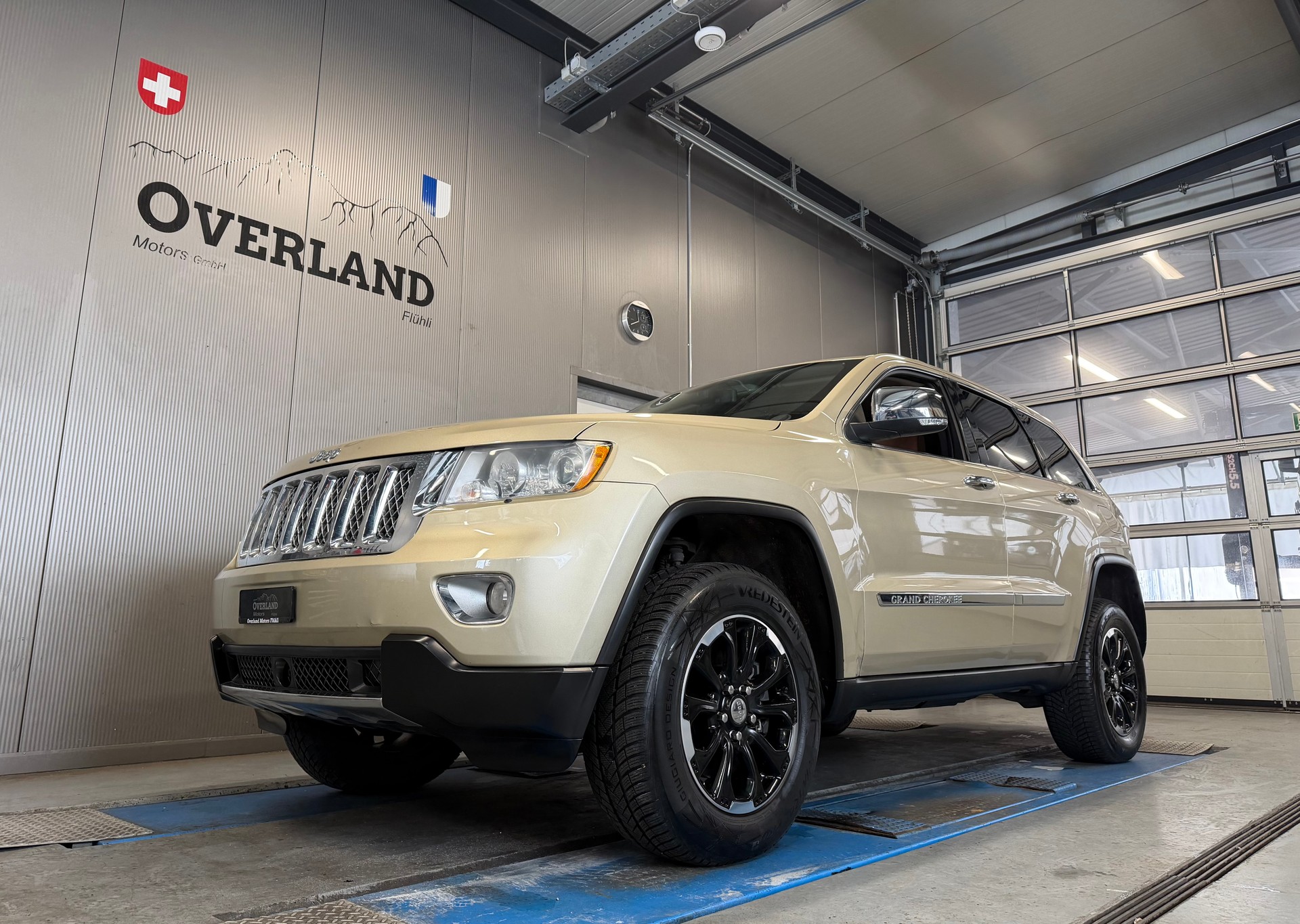 JEEP Grand Cherokee 5.7 HEMI Overland Automatic-image-14