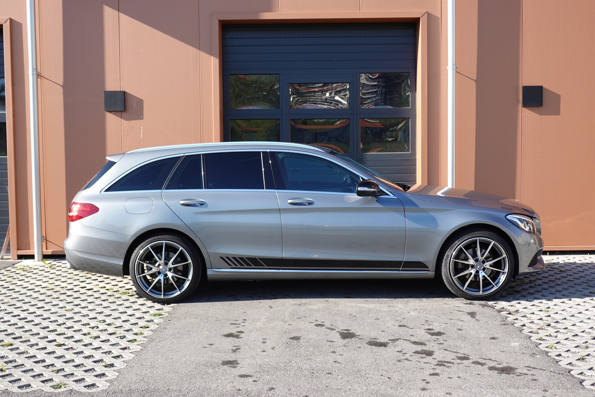 MERCEDES-BENZ C 220 BlueTEC AMG Line - "Véhicule CH * Pack AMG line * Caméra * Roues 19' "-image-3