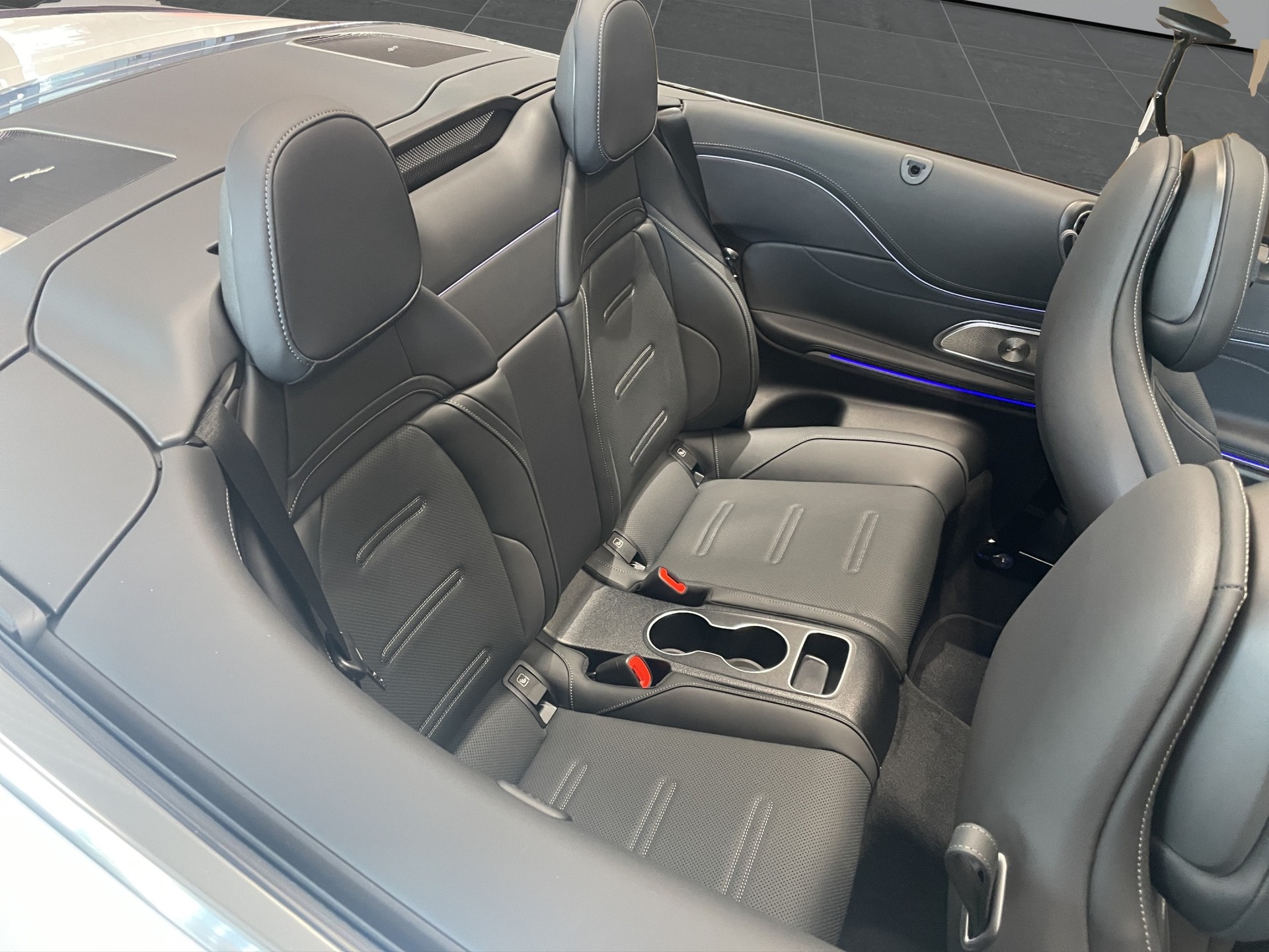 MERCEDES-BENZ CLE AMG 53 Cabrio 4Matic+ 9G-Tronic-image-9