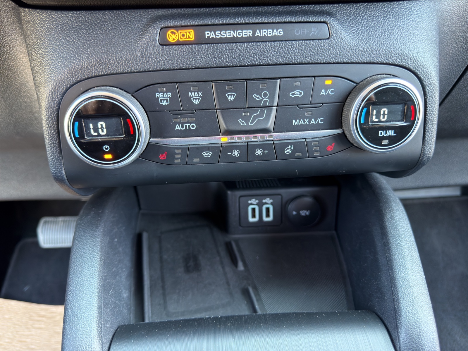 FORD Kuga 2.0 TDCi EcoBlue Cool & Connect 4WD-image-15
